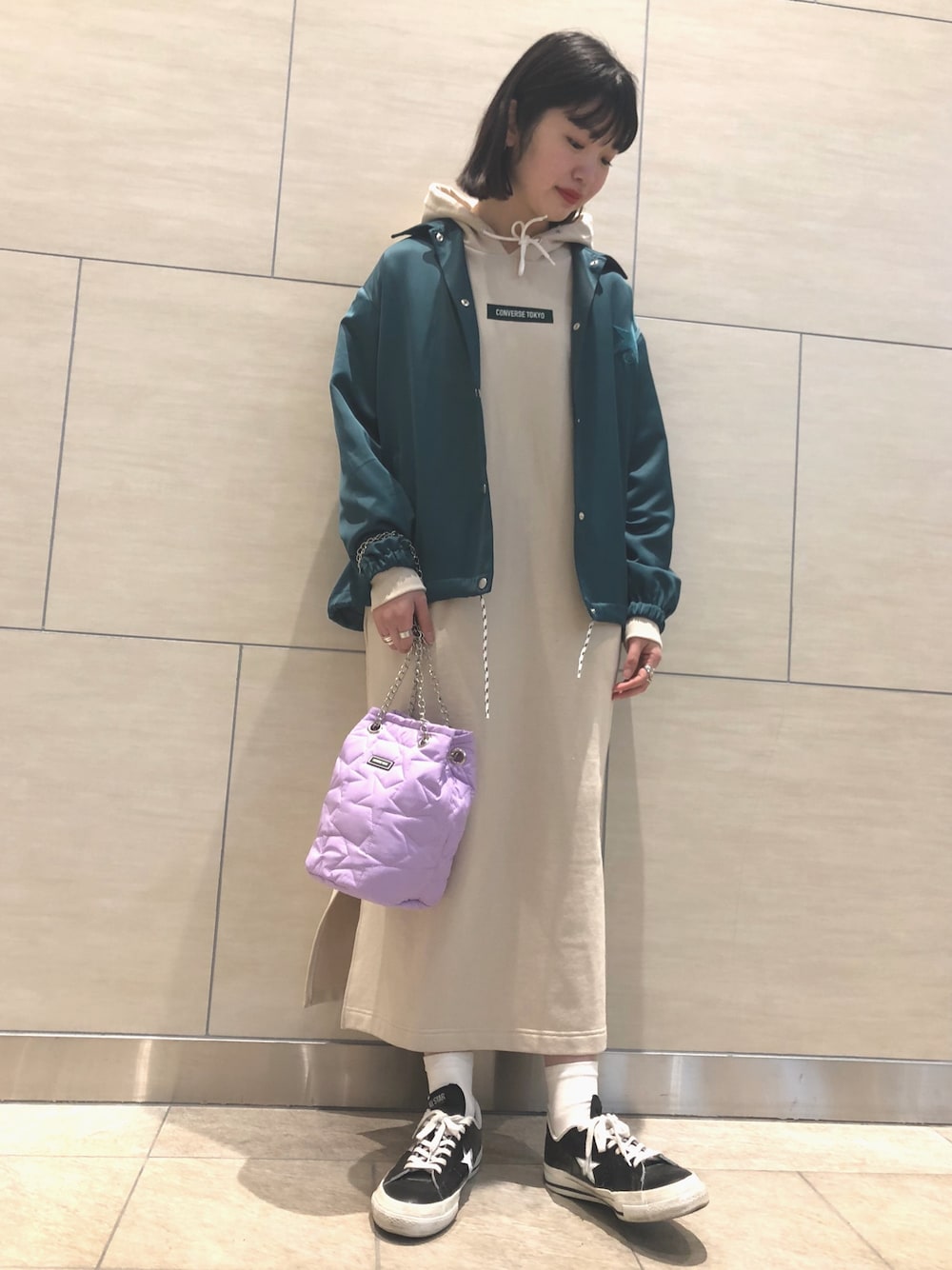 「コンバース、コンバーストウキョウ、converse、CONVERSE TOKYO、カジュアル、スニーカー、きれいめカジュアル、ワンピース、スポーツミックス、ベージュ」｜「CONVERSE TOKYOのCONVERSE TOKYO/コンバーストウキョウ サテンコーチジャケット（ブルゾン、グリーン系）」を使った、risaさん（レディース・162cm）の冬コーディネートの1枚目の写真
