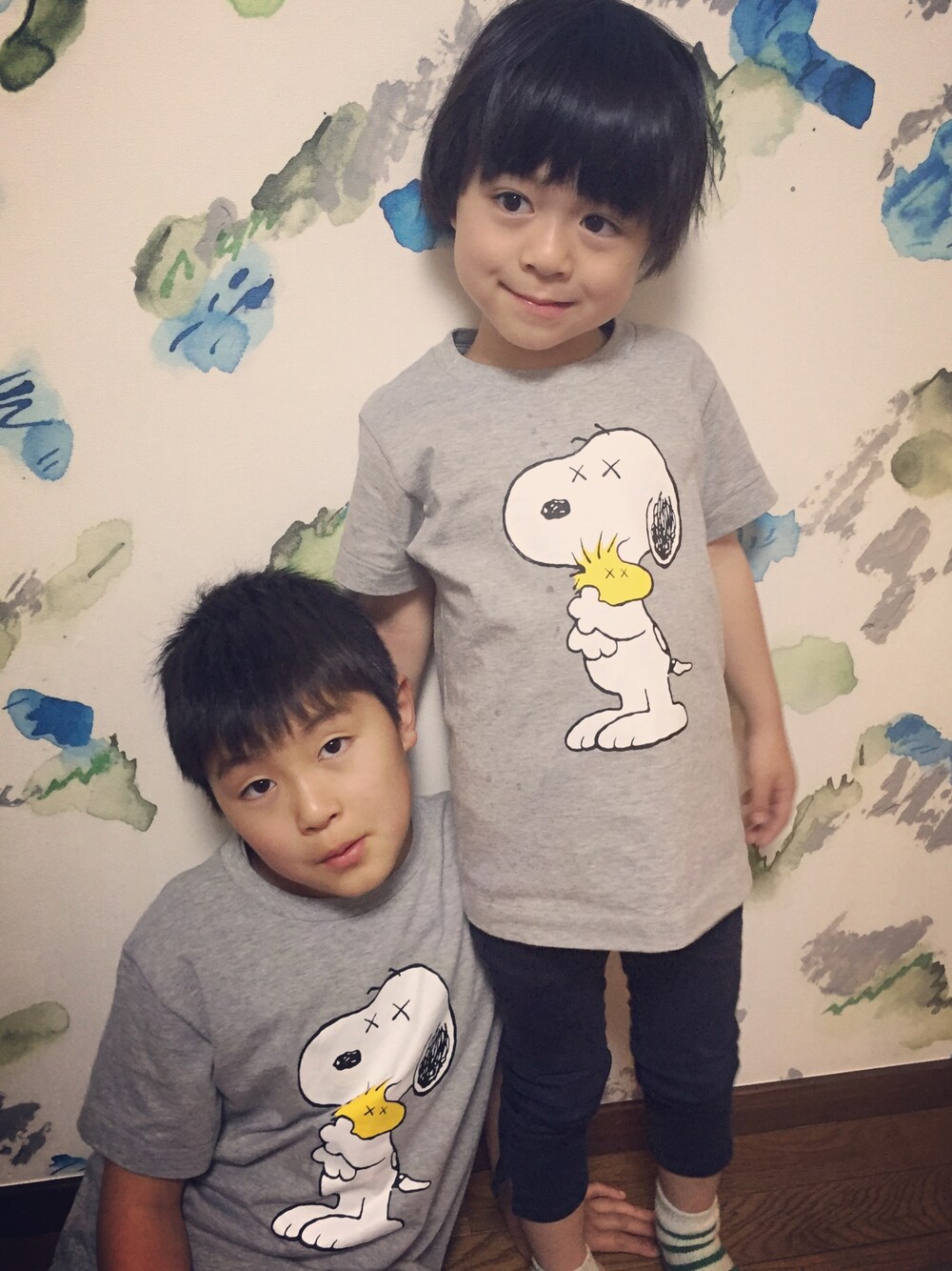 「kaws×uniqlo」｜「UNIQLOのアイテム（Tシャツ/カットソー、グレー系）」を使った、komako77さん（キッズ・110cm）の春コーディネートの1枚目の写真