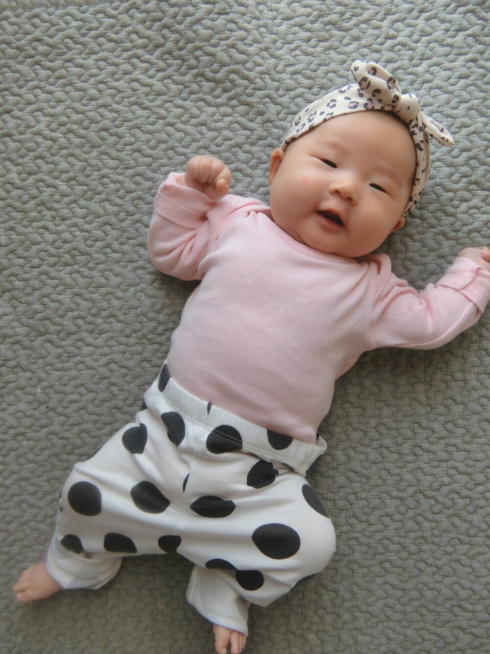 「赤ちゃん、あかちゃんコーデ、女の子、女の子コーデ、H&M、生後2ヶ月、70cm、60cm」｜「H&Mのアイテム（トップス、ピンク系）」を使った、y_cocoさん（キッズ・60cm）の秋コーディネートの1枚目の写真