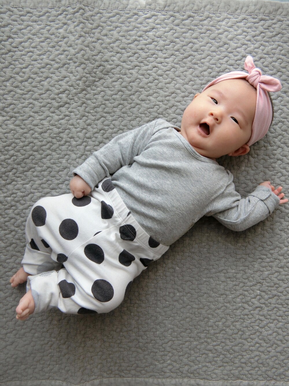 「赤ちゃん、赤ちゃんコーデ、女の子、女の子コーデ、H&M、生後2ヶ月、エイチアンドエム、70cm」｜「H&Mのアイテム（トップス、グレー系）」を使った、y_cocoさん（キッズ・60cm）の秋コーディネートの1枚目の写真