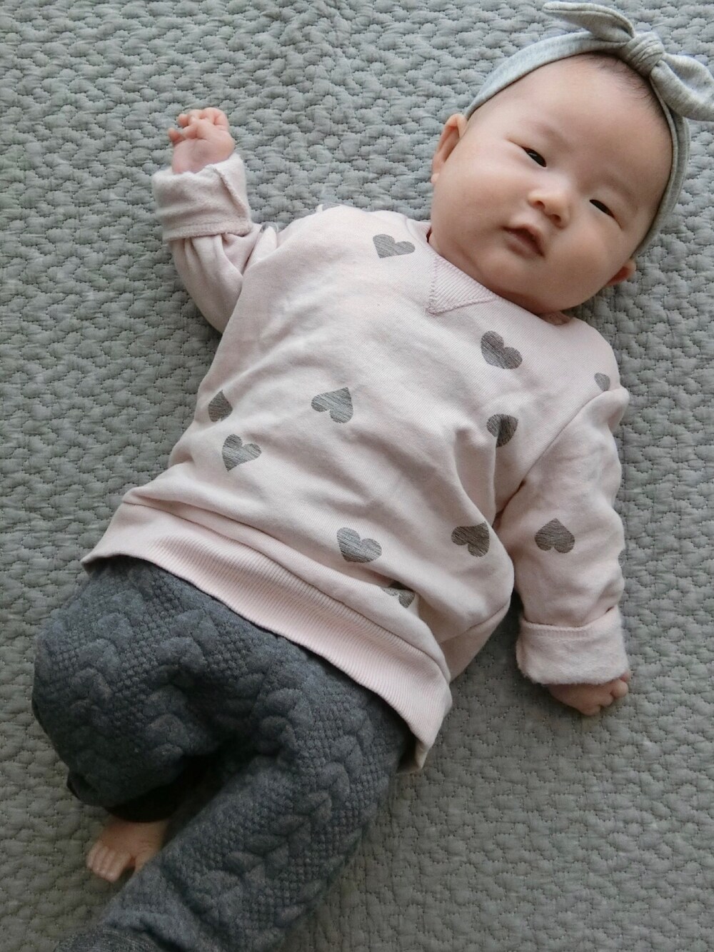 「赤ちゃん、赤ちゃんコーデ、女の子、女の子コーデ、H&M、西松屋、生後2ヶ月」｜「H&Mのアイテム（ヘアバンド、グレー系）」を使った、y_cocoさん（キッズ・60cm）の秋コーディネートの1枚目の写真
