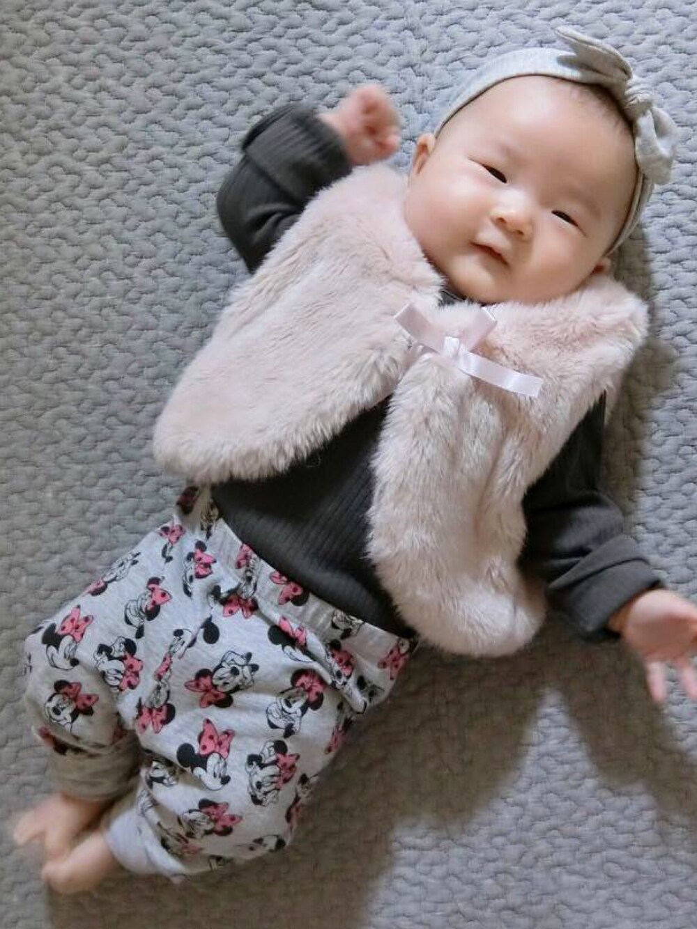「赤ちゃん、赤ちゃんコーデ、女の子、女の子コーデ、H&M、生後2ヶ月」｜「H&Mのアイテム（ヘアバンド、グレー系）」を使った、y_cocoさん（キッズ・60cm）の秋コーディネートの1枚目の写真