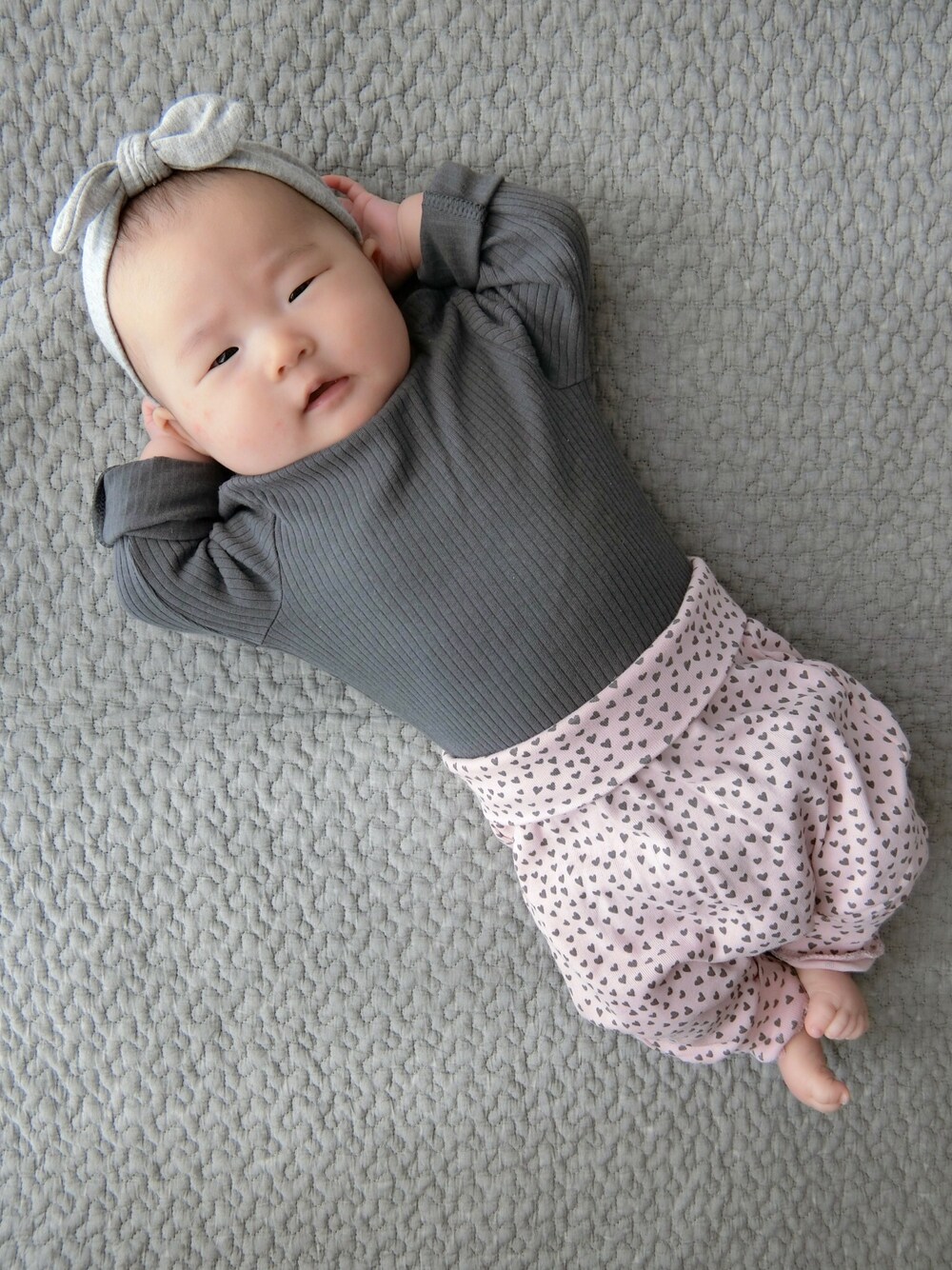 「赤ちゃん、赤ちゃんコーデ、女の子、女の子コーデ、H&M、生後2ヶ月」｜「H&Mのアイテム（トップス、ブラック系）」を使った、y_cocoさん（キッズ・60cm）の秋コーディネートの1枚目の写真