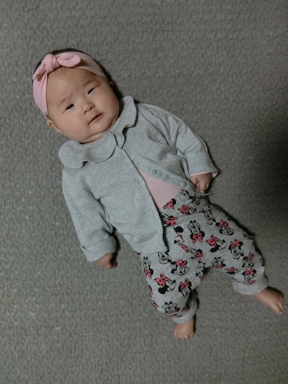 「赤ちゃん、赤ちゃんコーデ、女の子、女の子コーデ、生後3ヶ月、H&M」｜「H&Mのアイテム（パンツ、グレー系）」を使った、y_cocoさん（キッズ・50cm）の冬コーディネートの1枚目の写真