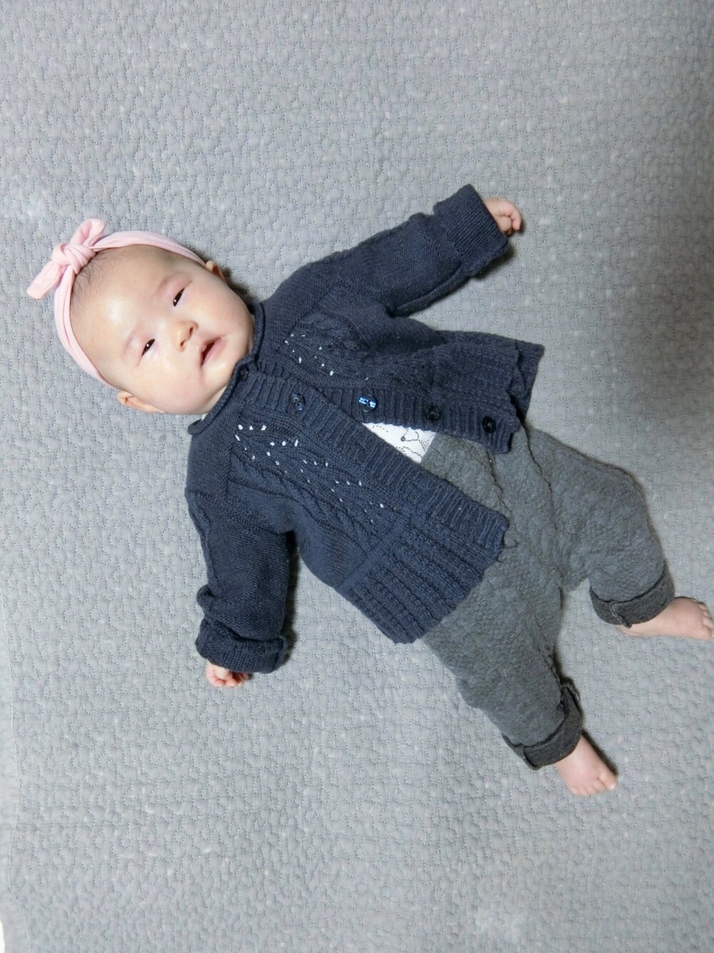 「赤ちゃんコーデ、女の子、女の子コーデ、赤ちゃん、生後3ヶ月、H&M」｜「babyGAPのアイテム（カーディガン/ボレロ、ブルー系）」を使った、y_cocoさん（キッズ・50cm）の冬コーディネートの1枚目の写真