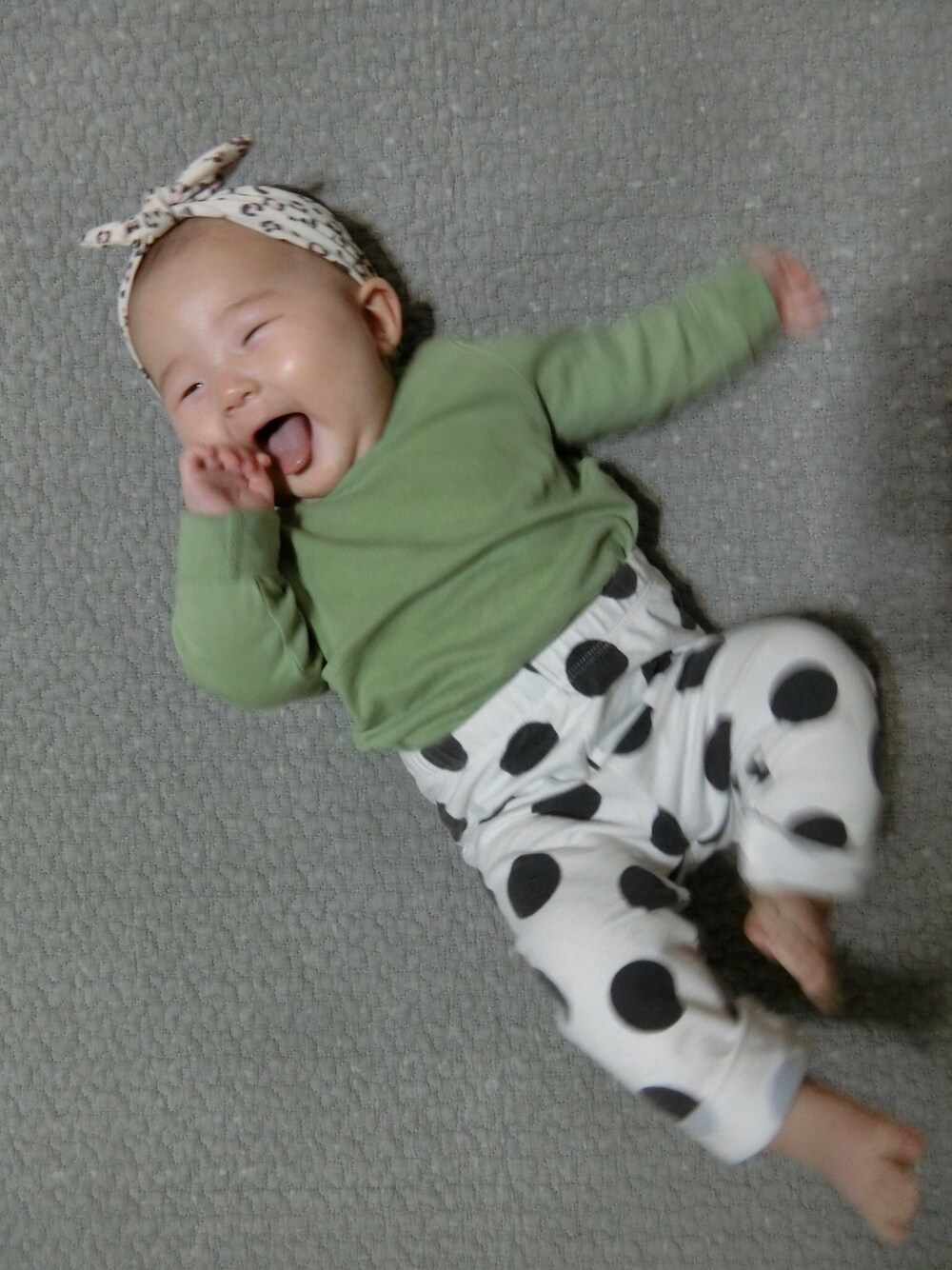 「赤ちゃん、赤ちゃんコーデ、女の子、女の子コーデ、H&M、生後3ヶ月」｜「H&Mのアイテム（トップス、グリーン系）」を使った、y_cocoさん（キッズ・60cm）の冬コーディネートの1枚目の写真