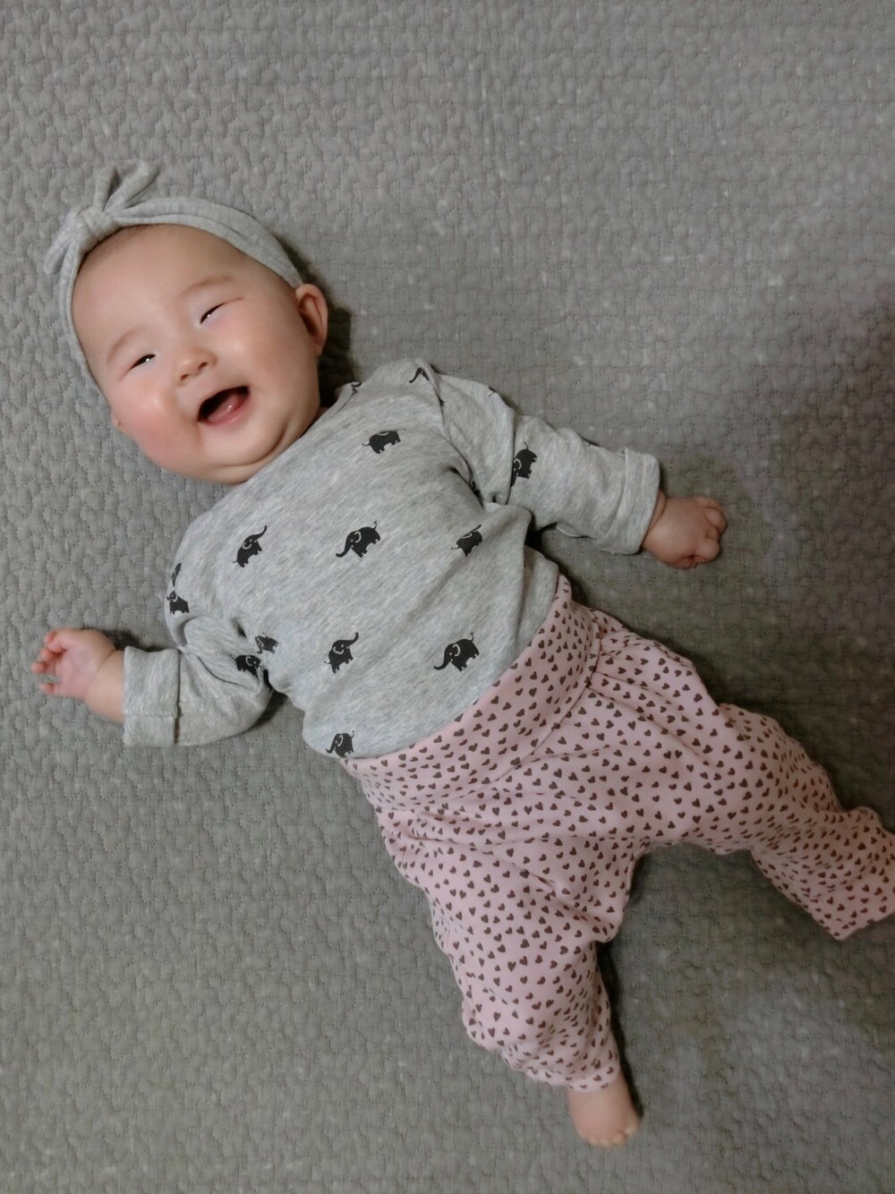 「赤ちゃん、赤ちゃんコーデ、女の子コーデ、女の子、生後4ヶ月、H&M」｜「H&Mのアイテム（トップス、グレー系）」を使った、y_cocoさん（キッズ・60cm）の冬コーディネートの1枚目の写真