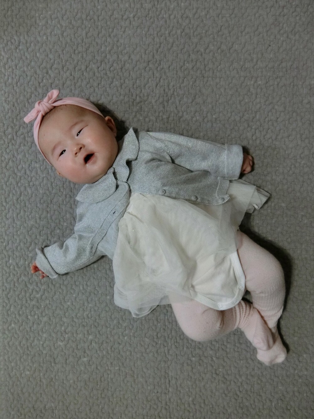 「赤ちゃん、赤ちゃんコーデ、女の子、女の子コーデ、生後4ヶ月、H&M」｜「H&Mのアイテム（ワンピース/ドレス、ホワイト系）」を使った、y_cocoさん（キッズ・60cm）の冬コーディネートの1枚目の写真