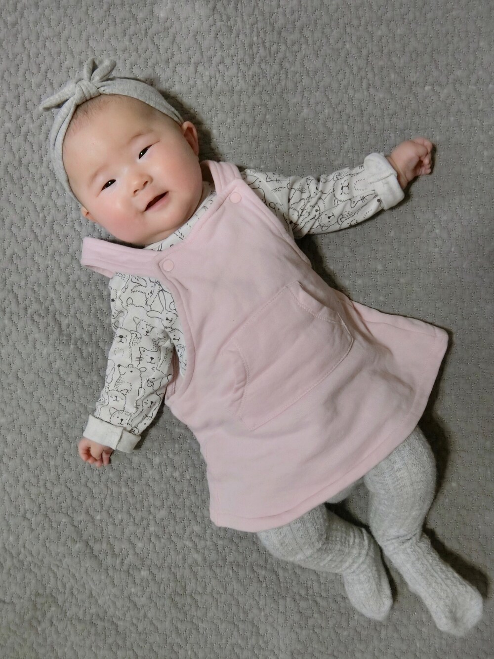 「赤ちゃん、赤ちゃんコーデ、女の子、女の子コーデ、生後4ヶ月、H&M」｜「H&Mのアイテム（ワンピース、ピンク系）」を使った、y_cocoさん（キッズ・60cm）の冬コーディネートの1枚目の写真