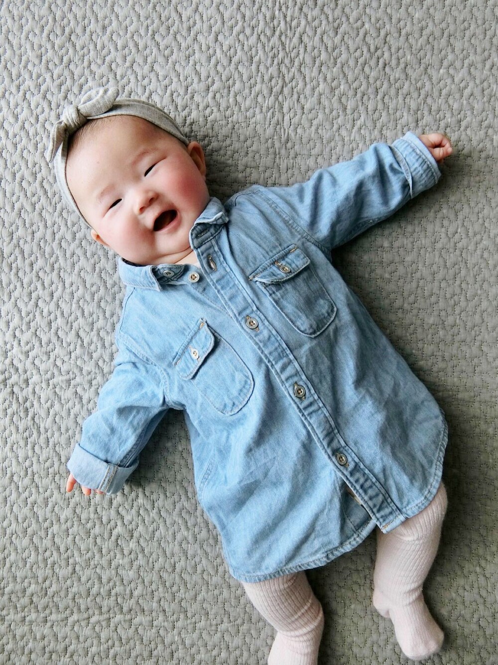 「赤ちゃんコーデ、女の子、赤ちゃん、女の子コーデ、生後4ヶ月、H&M」｜「H&Mのアイテム（シャツ/ブラウス、ブルー系）」を使った、y_cocoさん（キッズ・60cm）の冬コーディネートの1枚目の写真