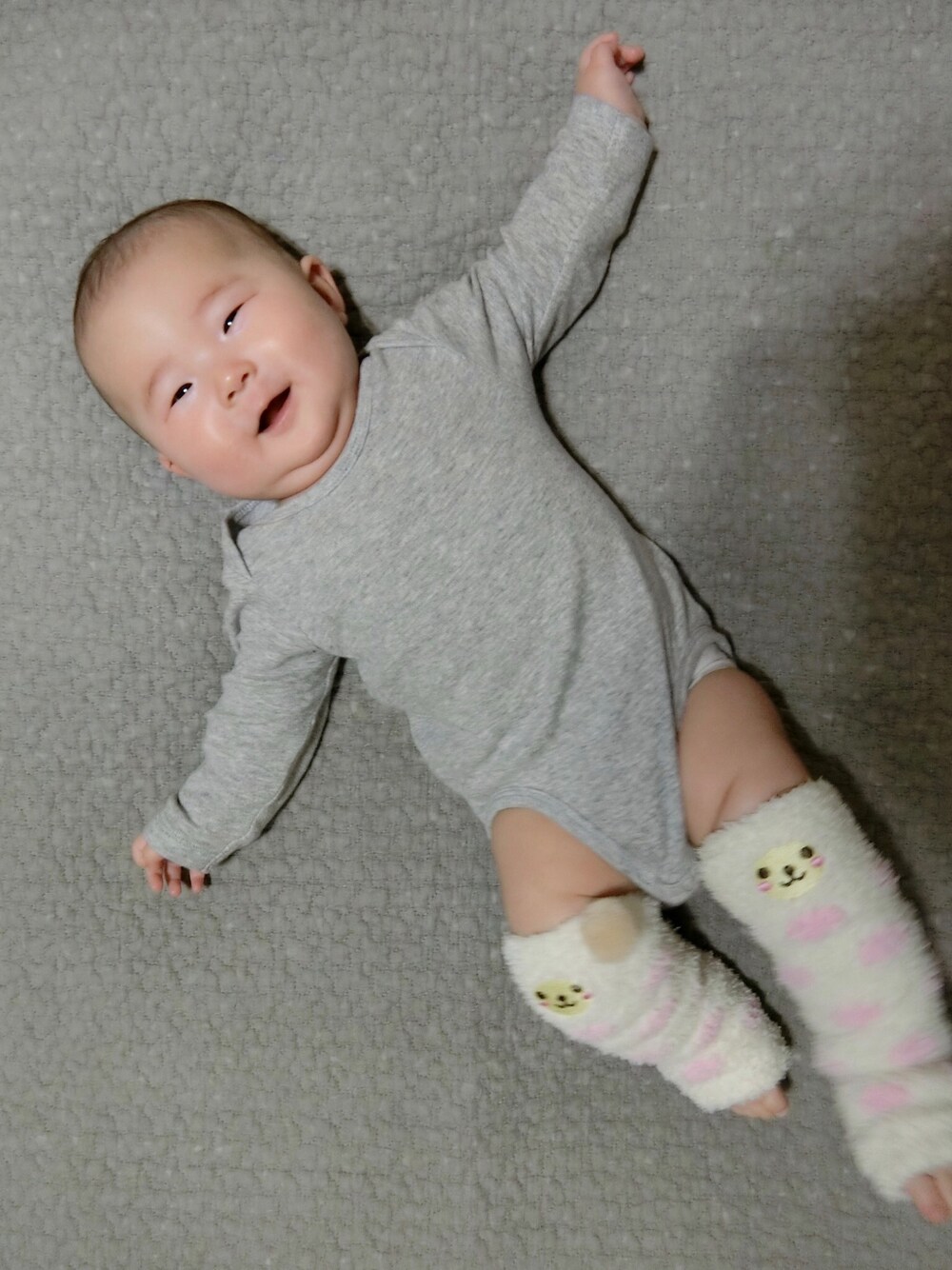 「赤ちゃん、赤ちゃんコーデ、女の子、女の子コーデ、生後4ヶ月、H&M」｜「H&Mのアイテム（トップス、グレー系）」を使った、y_cocoさん（キッズ・60cm）の冬コーディネートの1枚目の写真