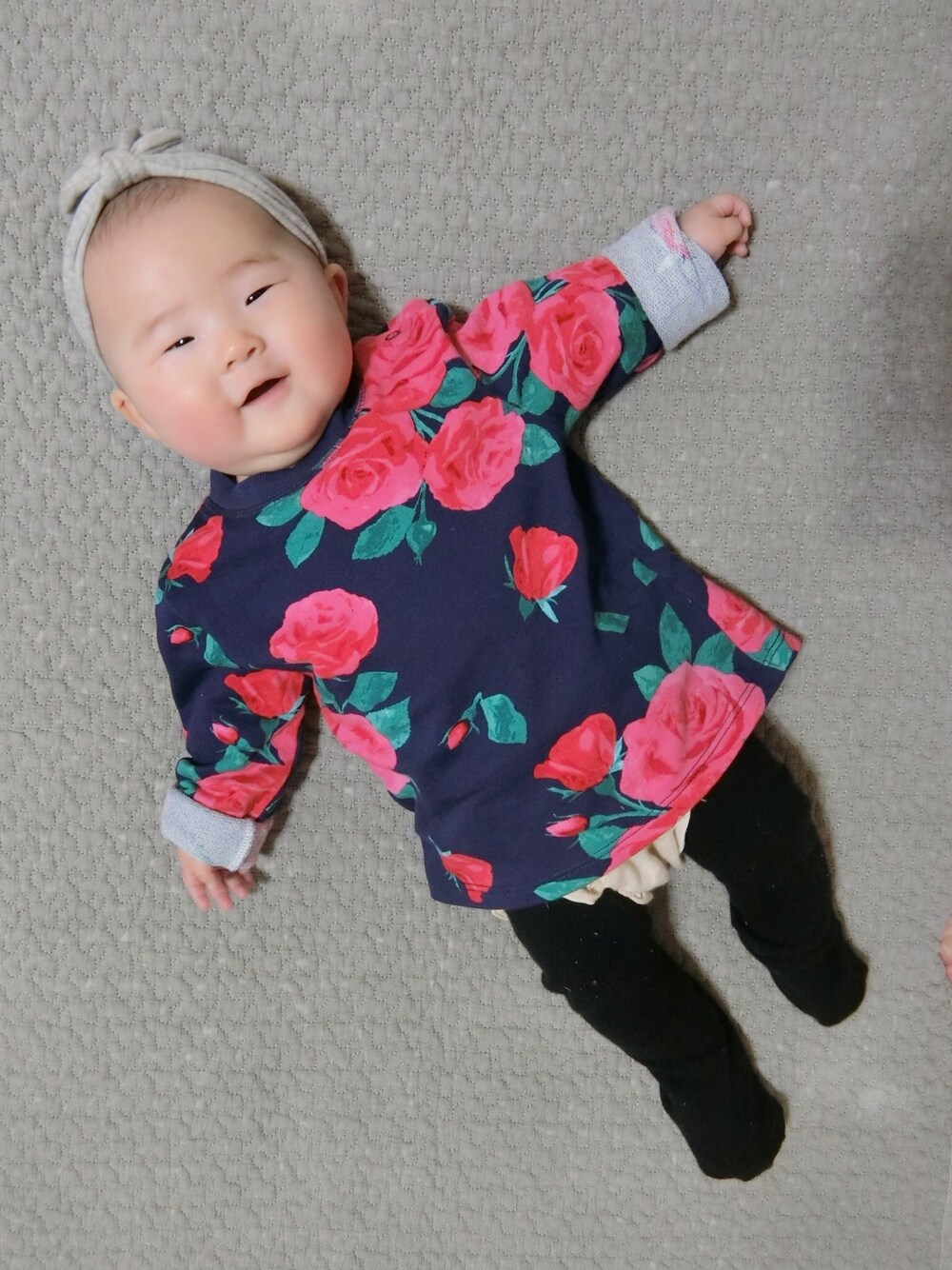 「赤ちゃん、赤ちゃんコーデ、女の子、女の子コーデ、生後4ヶ月、H&M」｜「H&Mのアイテム（スウェット、ブルー系）」を使った、y_cocoさん（キッズ・60cm）の冬コーディネートの1枚目の写真
