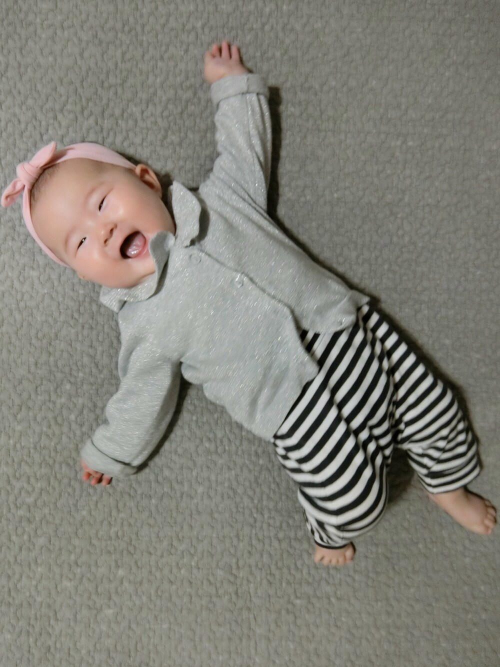 「赤ちゃん、赤ちゃんコーデ、女の子、女の子コーデ、生後4ヶ月、H&M」｜「H&Mのアイテム（カーディガン/ボレロ、シルバー系）」を使った、y_cocoさん（キッズ・60cm）の冬コーディネートの1枚目の写真