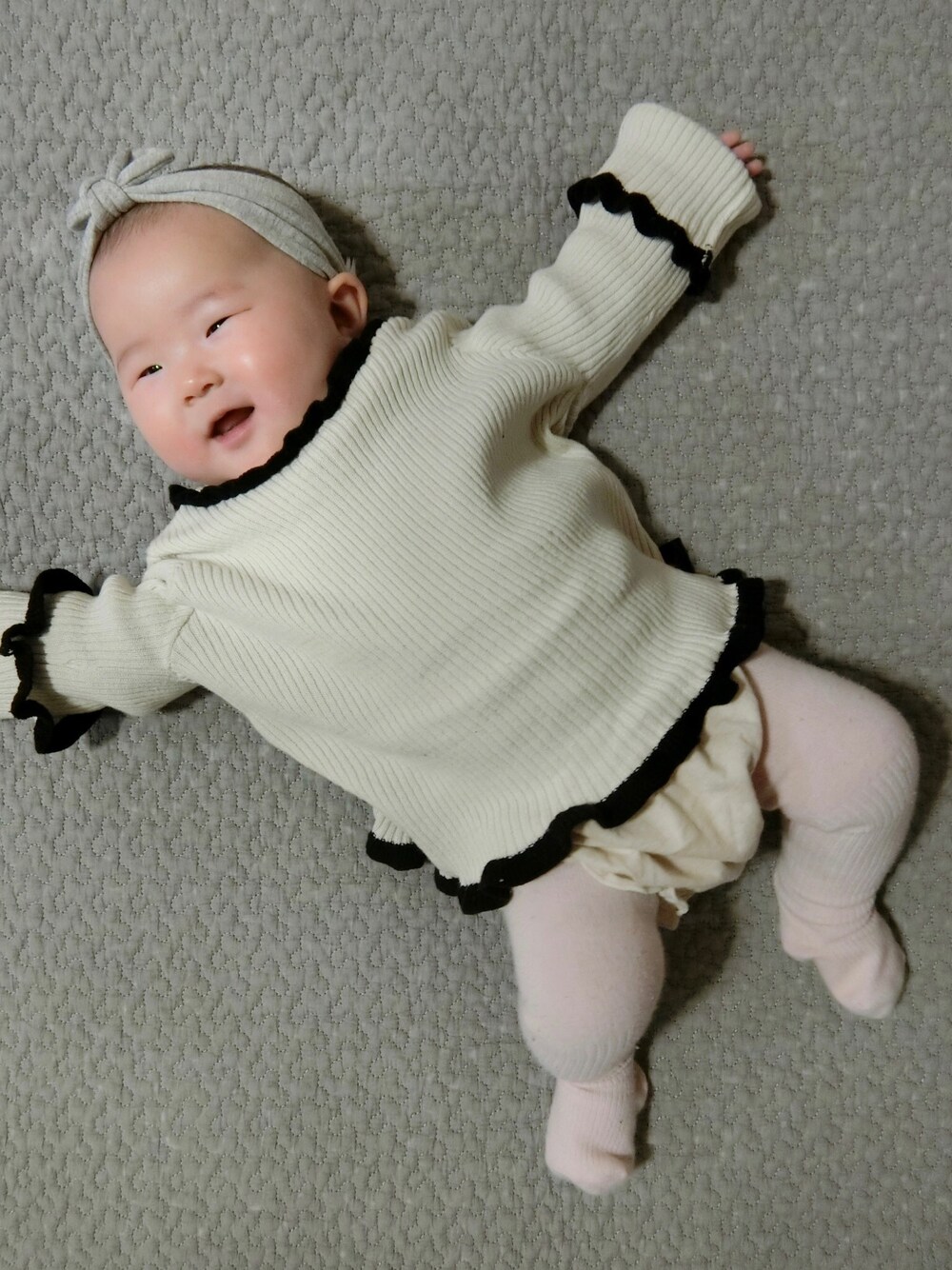 「赤ちゃん、赤ちゃんコーデ、女の子、女の子コーデ、生後5ヶ月、H&M、トイザらス」｜「Toysrusのアイテム（ニット/セーター、ホワイト系）」を使った、y_cocoさん（キッズ・60cm）の冬コーディネートの1枚目の写真