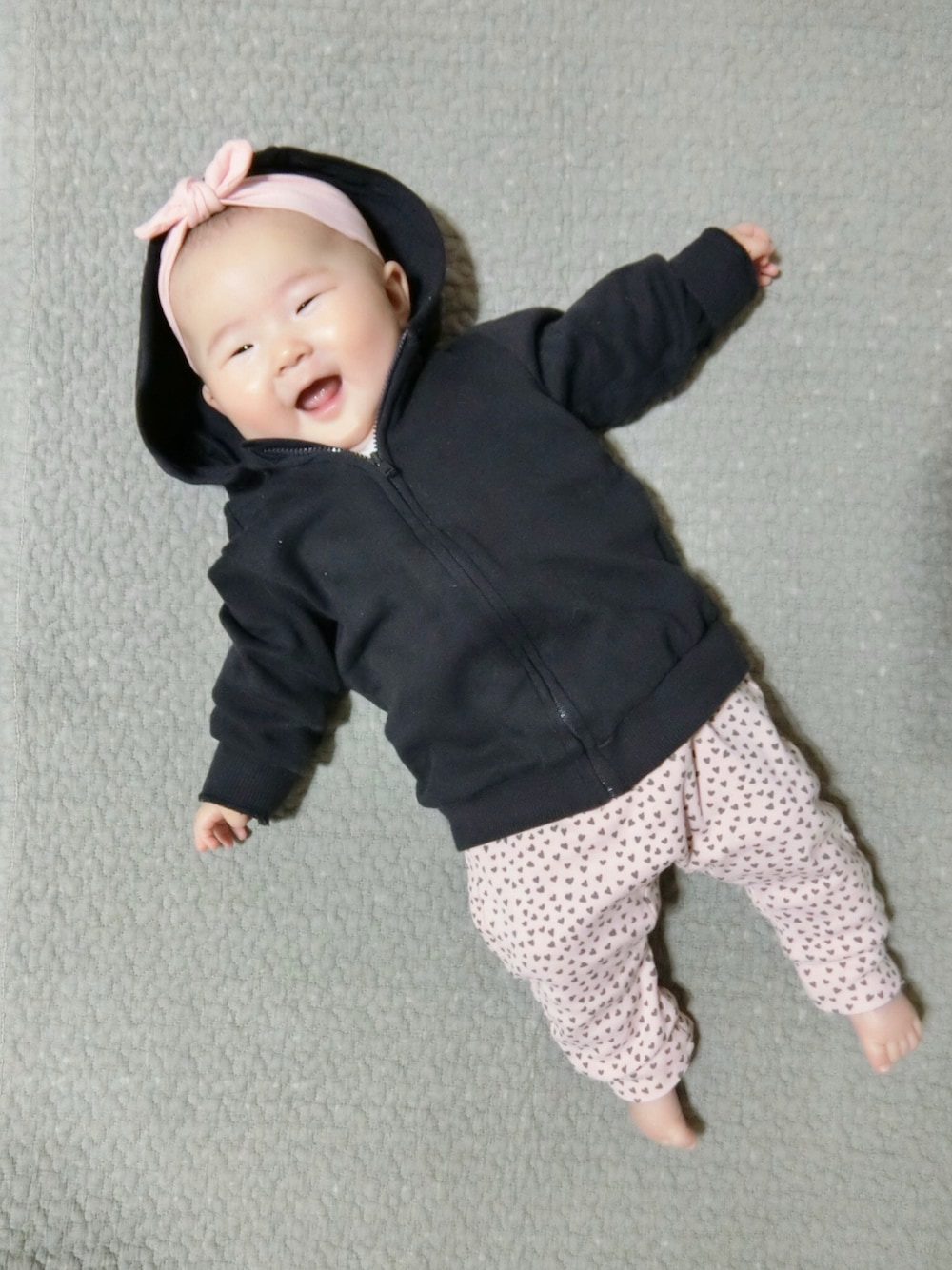 「赤ちゃん、赤ちゃんコーデ、女の子、女の子コーデ、生後5ヶ月、H&M」｜「H&Mのアイテム（パーカー、ブラック系）」を使った、y_cocoさん（キッズ・60cm）の冬コーディネートの1枚目の写真