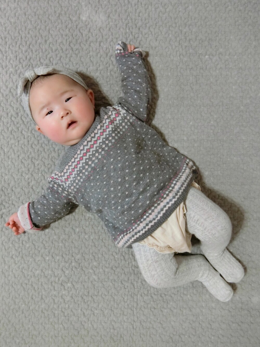 「赤ちゃん、赤ちゃんコーデ、女の子、女の子コーデ、生後5ヶ月、H&M」｜「H&Mのアイテム（ニット/セーター、グレー系）」を使った、y_cocoさん（キッズ・60cm）の冬コーディネートの1枚目の写真
