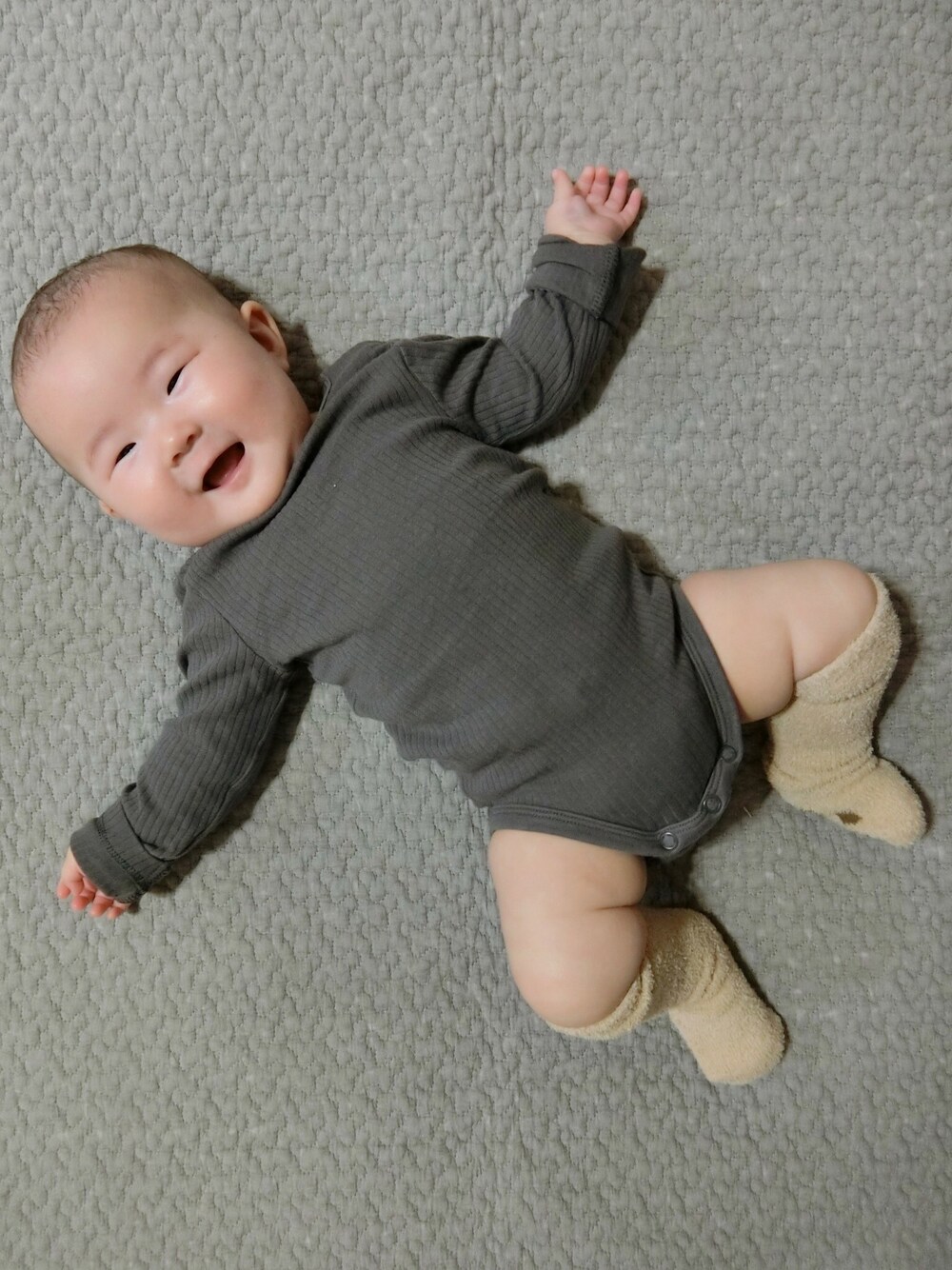 「赤ちゃん、赤ちゃんコーデ、女の子、女の子コーデ、生後5ヶ月、H&M」｜「H&Mのアイテム（トップス、ブラック系）」を使った、y_cocoさん（キッズ・60cm）の冬コーディネートの1枚目の写真