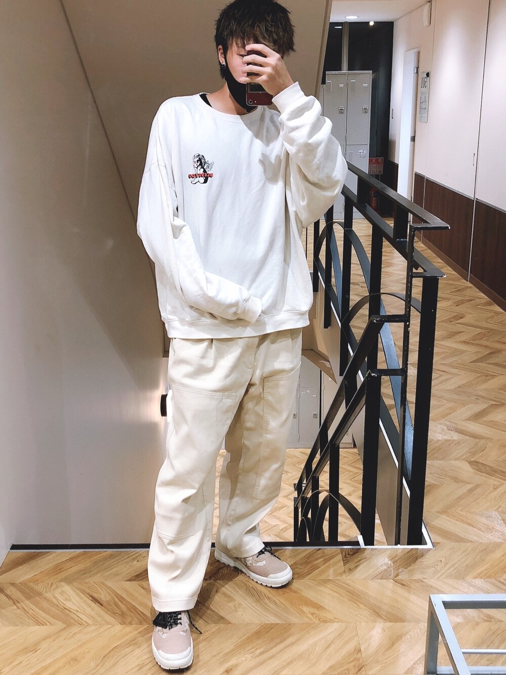「大人カジュアル、お洒落さんとつながりたい、秋のコーデ、カジュアルコーデ、ディズニー、ラフ、ホワイト、古着、GU」｜「WHO'S WHO galleryの【BLESS YOU/ブレスユー】ビッグシルエットロゴクルースウェット（スウェット、ホワイト系）」を使った、シンノスケさん（メンズ・177cm）の秋コーディネートの1枚目の写真