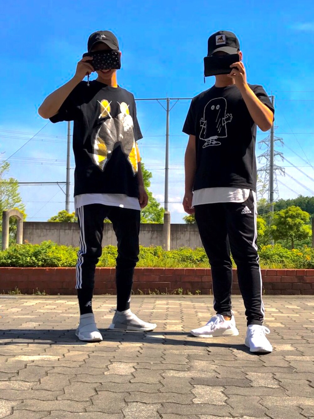 「adidas、idiot、NMD、kaws、black、ootd、streetstyle、sneakers、kicks」｜「adidas Originalsのアイテム（その他パンツ、ブラック系）」を使った、しゅさん（メンズ・172cm）の夏コーディネートの1枚目の写真