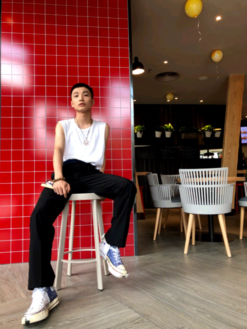 「ootd、夏、街头搭配、converse、黑白搭配」｜「CONVERSEのアイテム（スニーカー、ホワイト系）」を使った、MKing吴さん（メンズ・176cm）の夏コーディネートの1枚目の写真