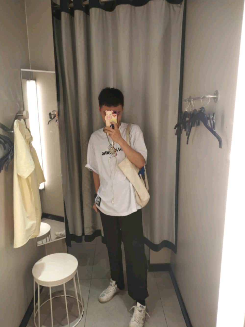 「ootd、夏、街头搭配」｜「UNIQLOのアイテム（トートバッグ、ホワイト系）」を使った、MKing吴さん（メンズ・176cm）の夏コーディネートの1枚目の写真