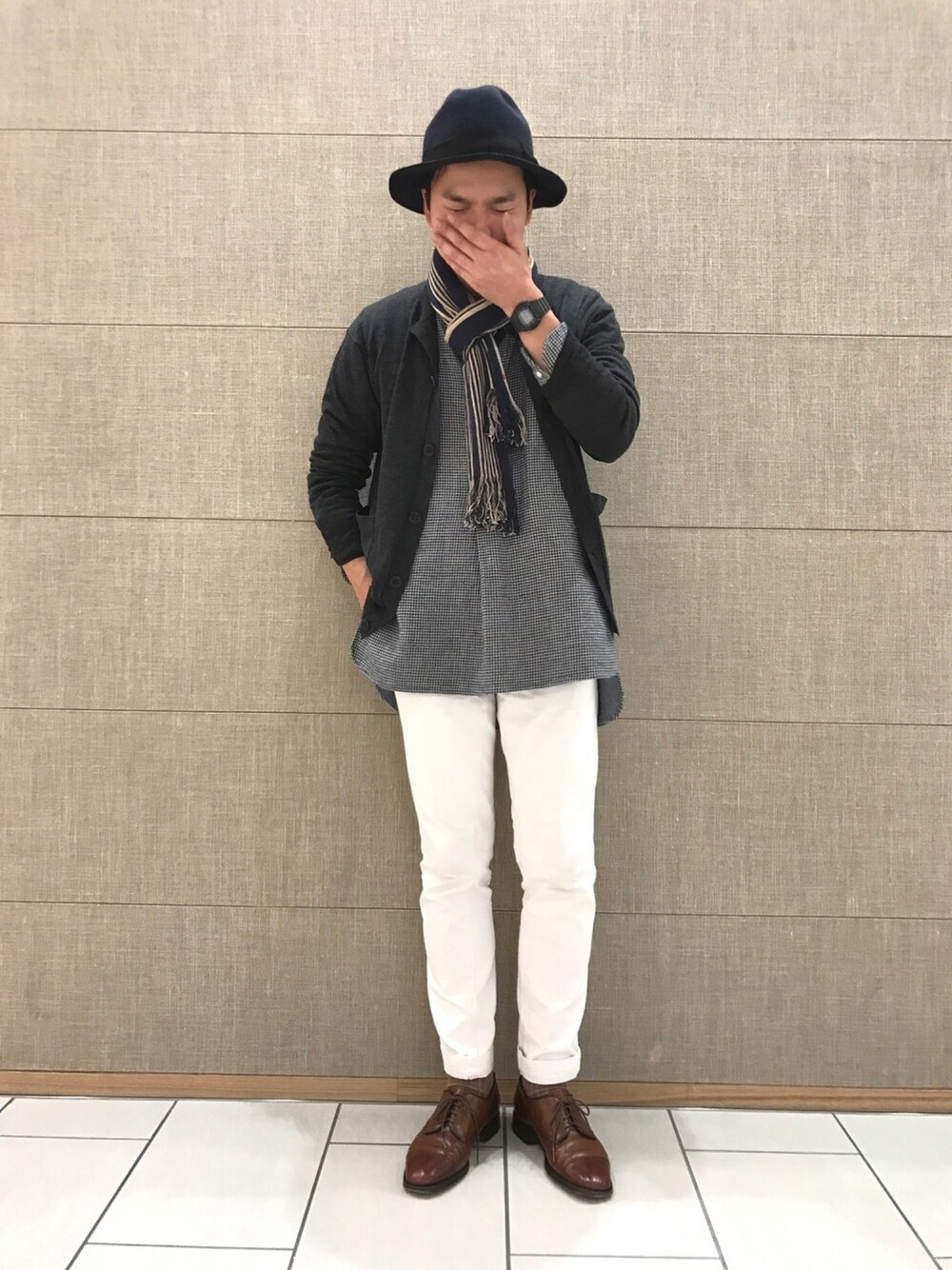 「45R、春コーデ、ロングシャツ、インディゴ、ホワイト、ホワイトパンツ」｜「45Rのインディゴ二重織グーグーシャツ（シャツ/ブラウス、その他）」を使った、YOHEIさん（メンズ・174cm）の冬コーディネートの1枚目の写真
