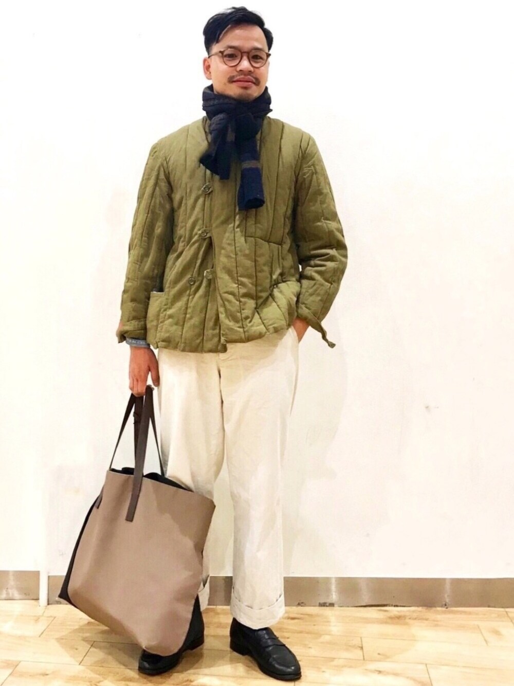「45R、45R メンズ、MARNI、オトナカジュアル、ダウンジャケット、革靴、きれいめカジュアル、ホワイトパンツ、古着、チノパン」｜「45Rのアイテム（マフラー、その他）」を使った、YOHEIさん（メンズ・174cm）の冬コーディネートの1枚目の写真