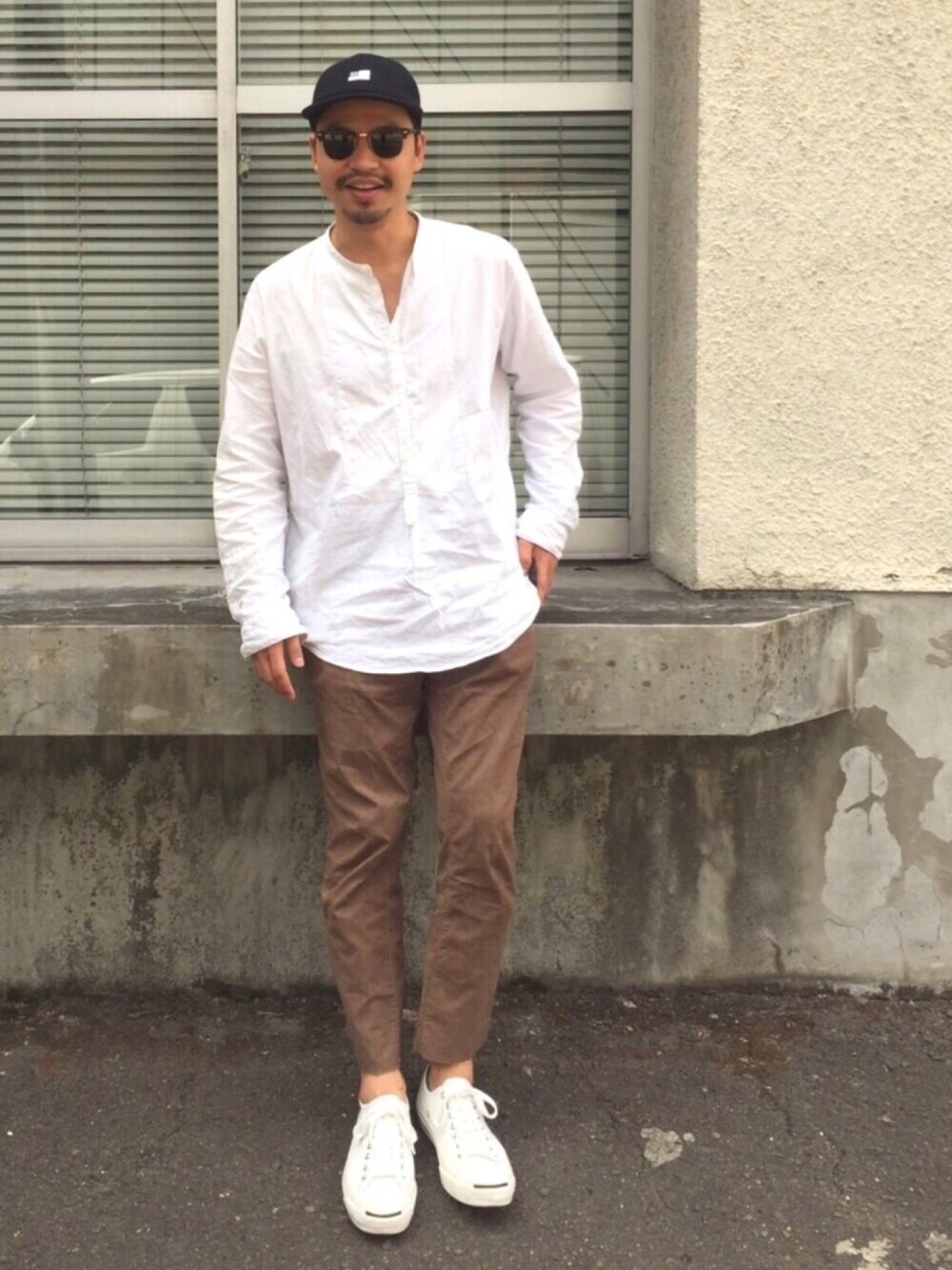 「ビッグシルエット、ノーカラーシャツ、白シャツ、スニーカー、サングラス、キャップ、45R、カットオフ、ブラウン、45R メンズ」｜「ChampionのChampion×BEAMS / 別注 ロゴキャップ（キャップ、ブラック系）」を使った、YOHEIさん（メンズ・174cm）の夏コーディネートの1枚目の写真