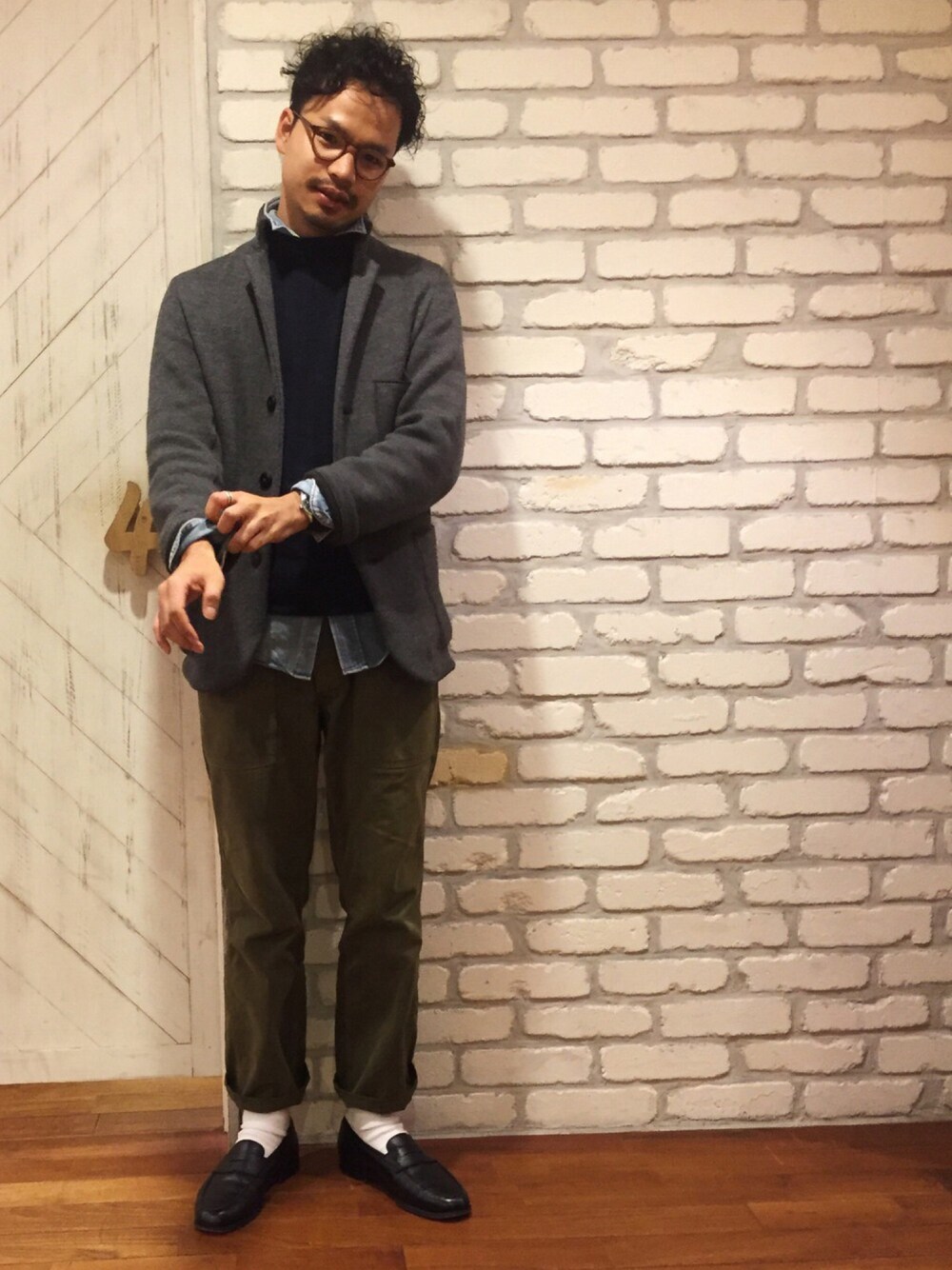 「45R、45rpm、タートルネック、タートルネックニット、カーゴパンツ、ローファー、白ソックス、crockett&jones、ミリタリー、45R メンズ」｜「CROCKETT&JONESのアイテム（ドレスシューズ、その他）」を使った、YOHEIさん（メンズ・174cm）の秋コーディネートの1枚目の写真