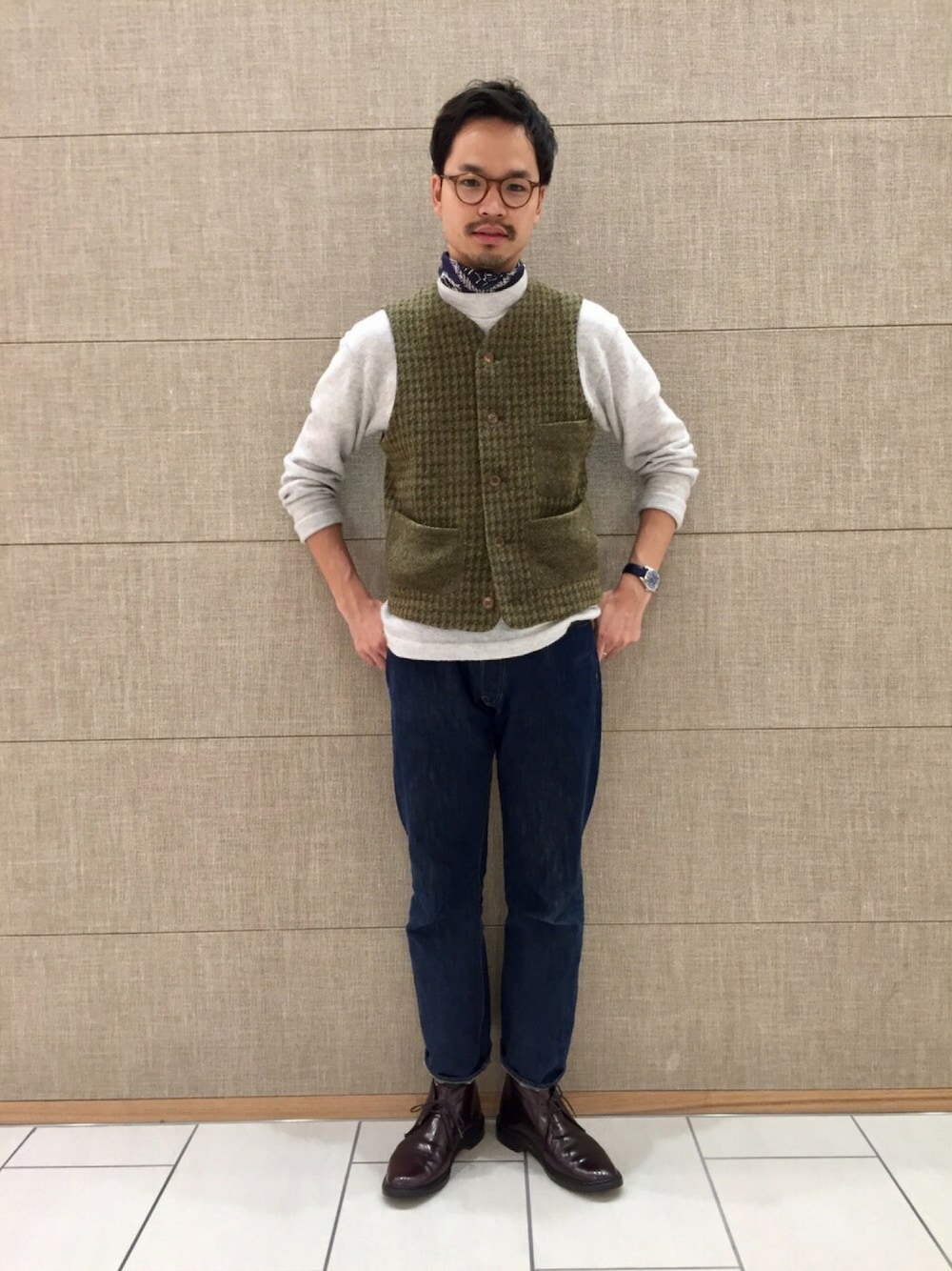 「カジュアル、ニット、デニム、モックネック、45R、ALDEN、HERMES、革靴、45R メンズ」｜「45Rのアイテム（ベスト、グリーン系）」を使った、YOHEIさん（メンズ・174cm）の秋コーディネートの1枚目の写真