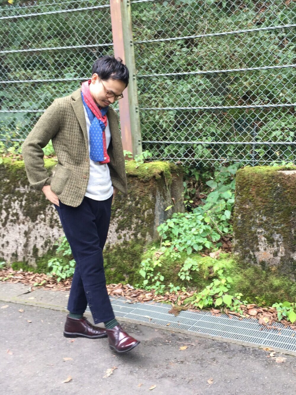 「カジュアル、秋のコーデ、ALDEN、柄×柄、45R、ジョッパーズパンツ、秋保大滝、45R メンズ」｜「45RのフロートWジャカードマフラー（マフラー、レッド系）」を使った、YOHEIさん（メンズ・174cm）の秋コーディネートの1枚目の写真