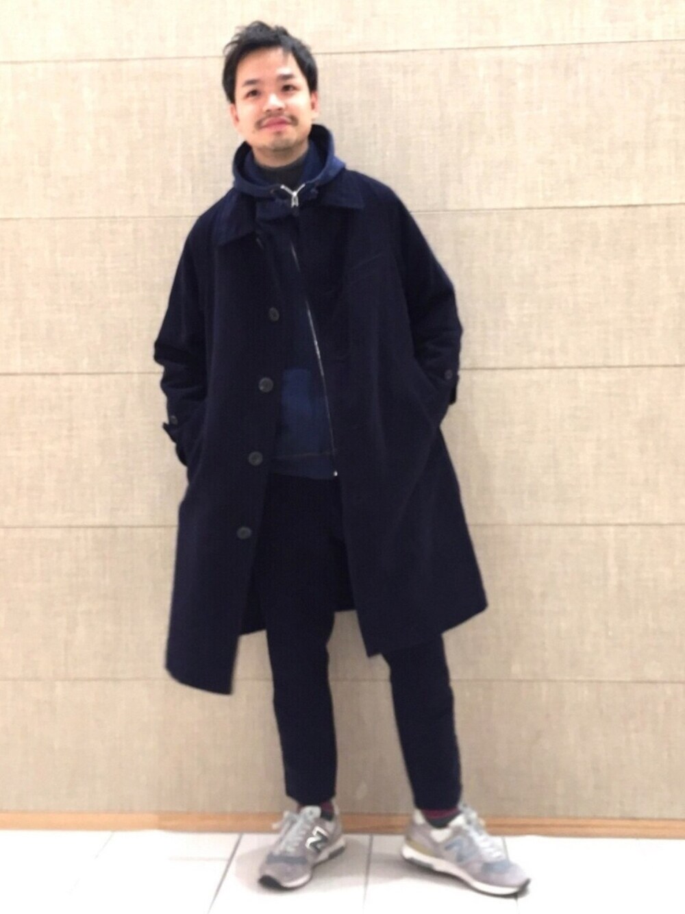 「45R、ステンカラーコート、コート、スポーツミックス、New Balance、45R メンズ、スニーカー、ワントーンコーデ、パーカー」｜「45Rのコットンフランネルコート（ジャケット/アウター、その他）」を使った、YOHEIさん（メンズ・174cm）の秋コーディネートの1枚目の写真