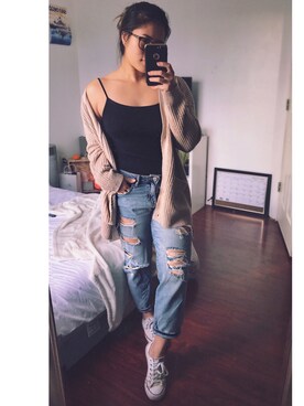 Susan Crespo is wearing FOREVER 21 "FOREVER 21 Distressed Boyfriend Jeans"