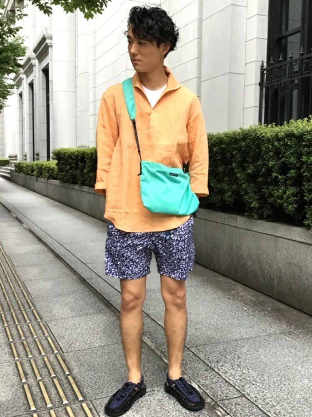 「ショルダーバッグ、シップス、SHIPS、サンダル、リネン、keen、GRAMICCI、スイムショーツ、カプリシャツ」｜「SHIPSのSHIPS×CORNERWEAR: アメリカ製 ポケット Tシャツ（Tシャツ/カットソー、ホワイト系）」を使った、坂本さん（メンズ・180cm）の夏コーディネートの1枚目の写真