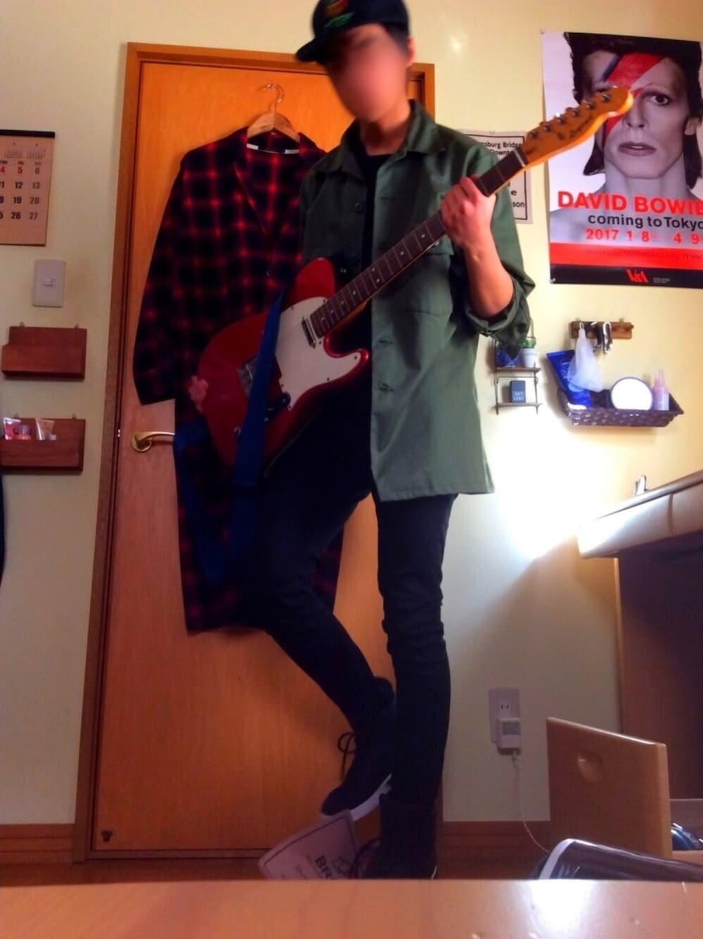 ブラック系のTシャツ/カットソー、ブラック系のデニムパンツ、グリーン系のシャツ/ブラウスを着用したメンズの春コーディネートの1枚目の写真