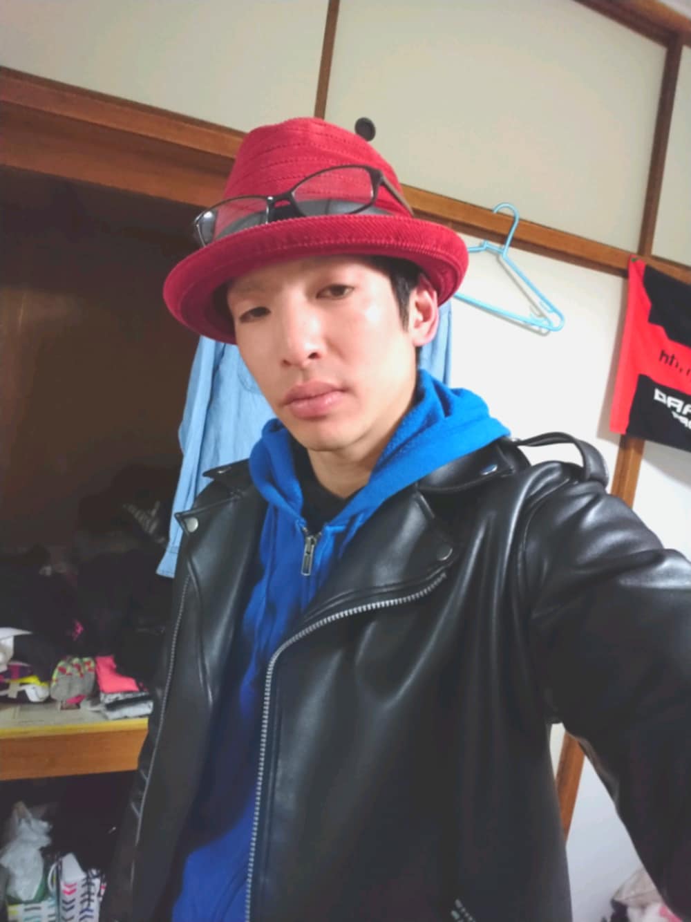 「原色コーデ、新しいハット欲しい、Ｗライダース、パーカも好きです」｜「GAPのアイテム（パーカー、ブルー系）」を使った、2bro loverさん（メンズ・166cm）の春コーディネートの1枚目の写真
