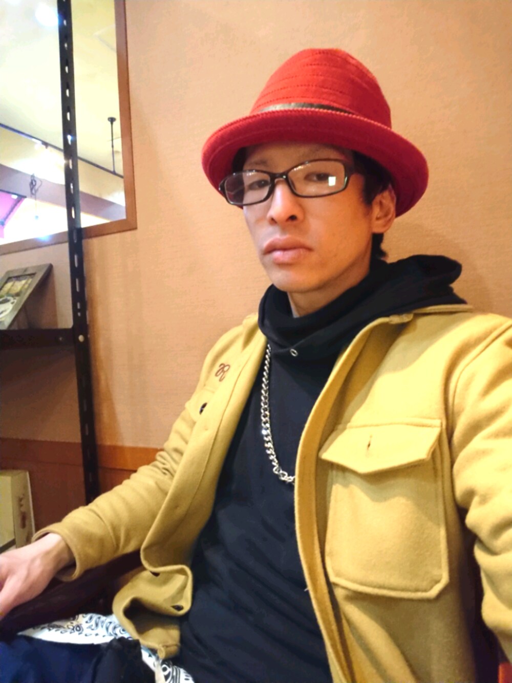 「真面目風(笑)、ネタ切れ寸前、コーヒー好きです、カフェの雰囲気好き、春夏物、引っ張り出すか…」｜「no brandのアイテム（ハット、レッド系）」を使った、2bro loverさん（メンズ・166cm）の春コーディネートの1枚目の写真
