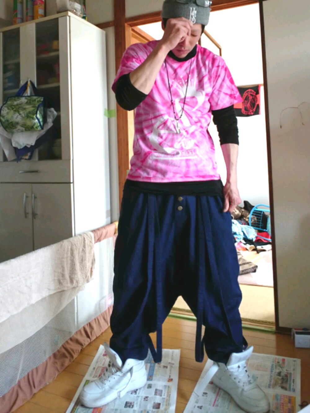 「派手目、Tシャツ以外は控えめで、ピンクが好き、もっと友達がほしい、来たれ、ニート生活、Tシャツ着方求む！、仕事納めです、ハイネック+Tシャツ」｜「ピンク総柄❤️のアイテム（Tシャツ/カットソー、ピンク系）」を使った、2bro loverさん（メンズ・166cm）の春コーディネートの1枚目の写真