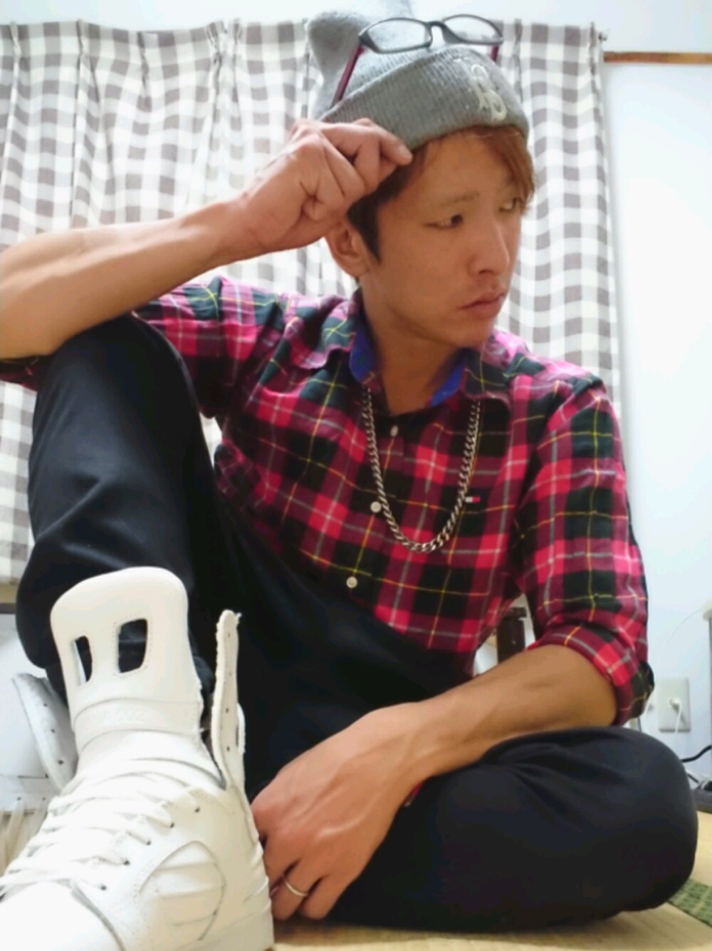 「チェックシャツ、赤コーデ、腰巻きだけじゃないぞ、フォロー、コメントお待ちしてます、いいねも忘れないでね←ﾆﾔﾘ、もうすぐ秋だね」｜「TOMMY HILFIGERのアイテム（シャツ/ブラウス、レッド系）」を使った、2bro loverさん（メンズ・166cm）の秋コーディネートの1枚目の写真