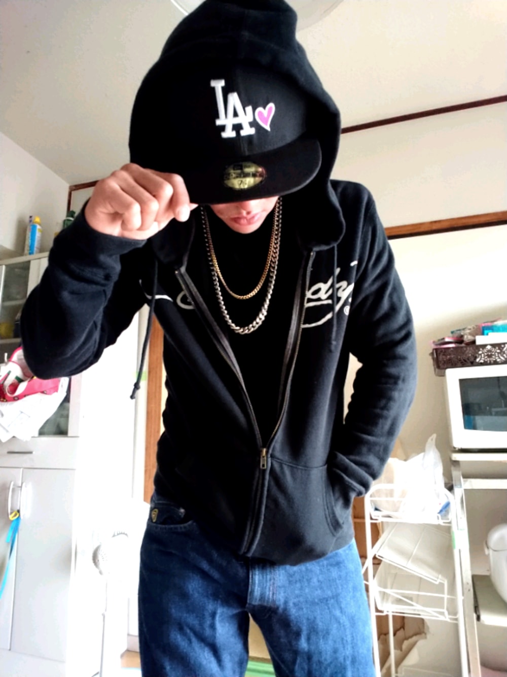 「台風気をつけて、ED HARDY、A BATHING APE、ペイントデニム、ドクロ、黒パーカー」｜「Ed Hardyのアイテム（パーカー、ブラック系）」を使った、2bro loverさん（メンズ・166cm）の秋コーディネートの1枚目の写真