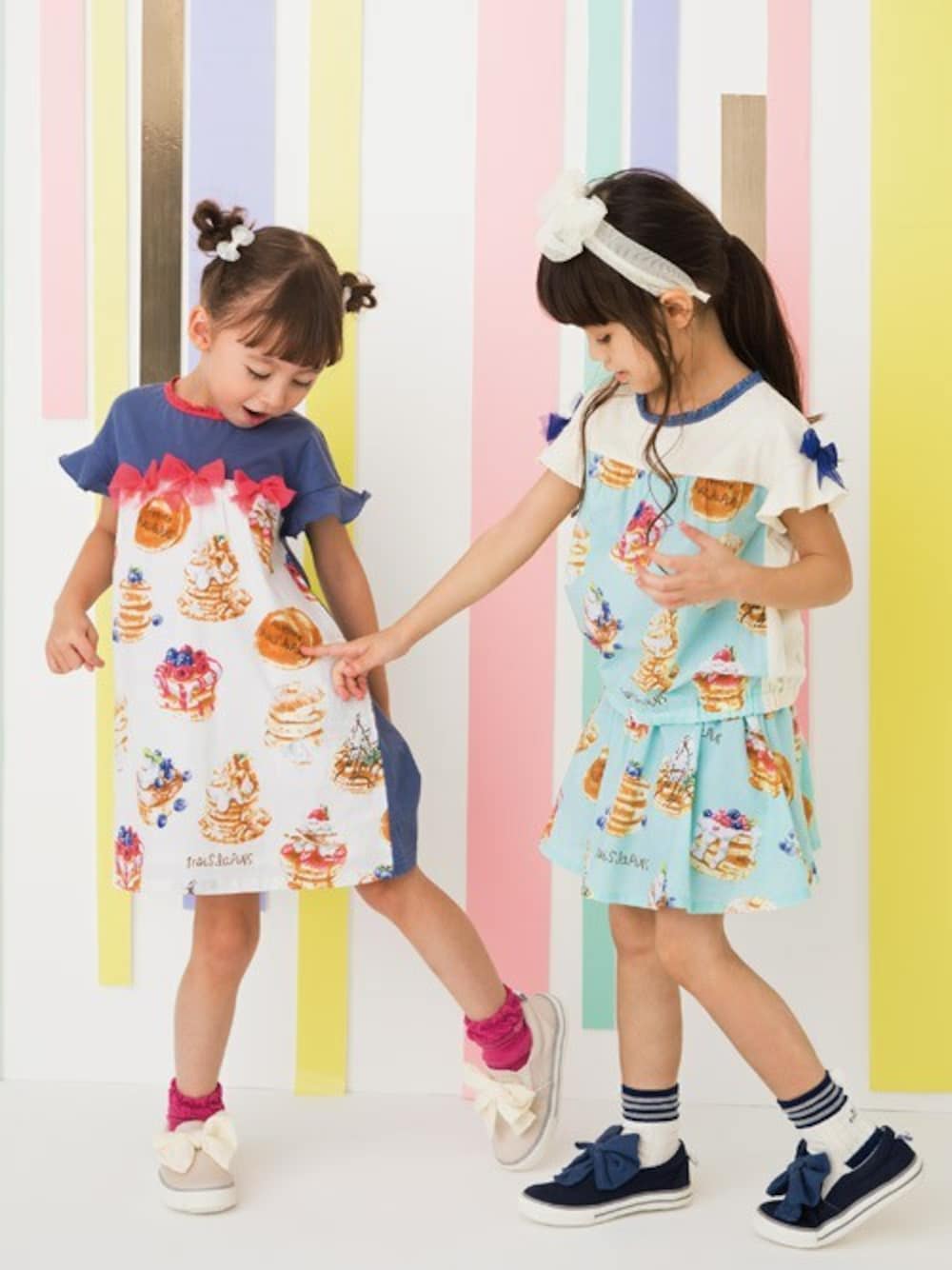 「セットアップ、パンケーキ、ガーリー、キッズコーデ、ワンピース×スニーカー、KP、SweetS、troislapins、2019ss」｜「trois lapins kpのスイーツ柄のワンピース（ワンピース、ホワイト系）」を使った、KP officialさん（キッズ・110cm）の春コーディネートの1枚目の写真