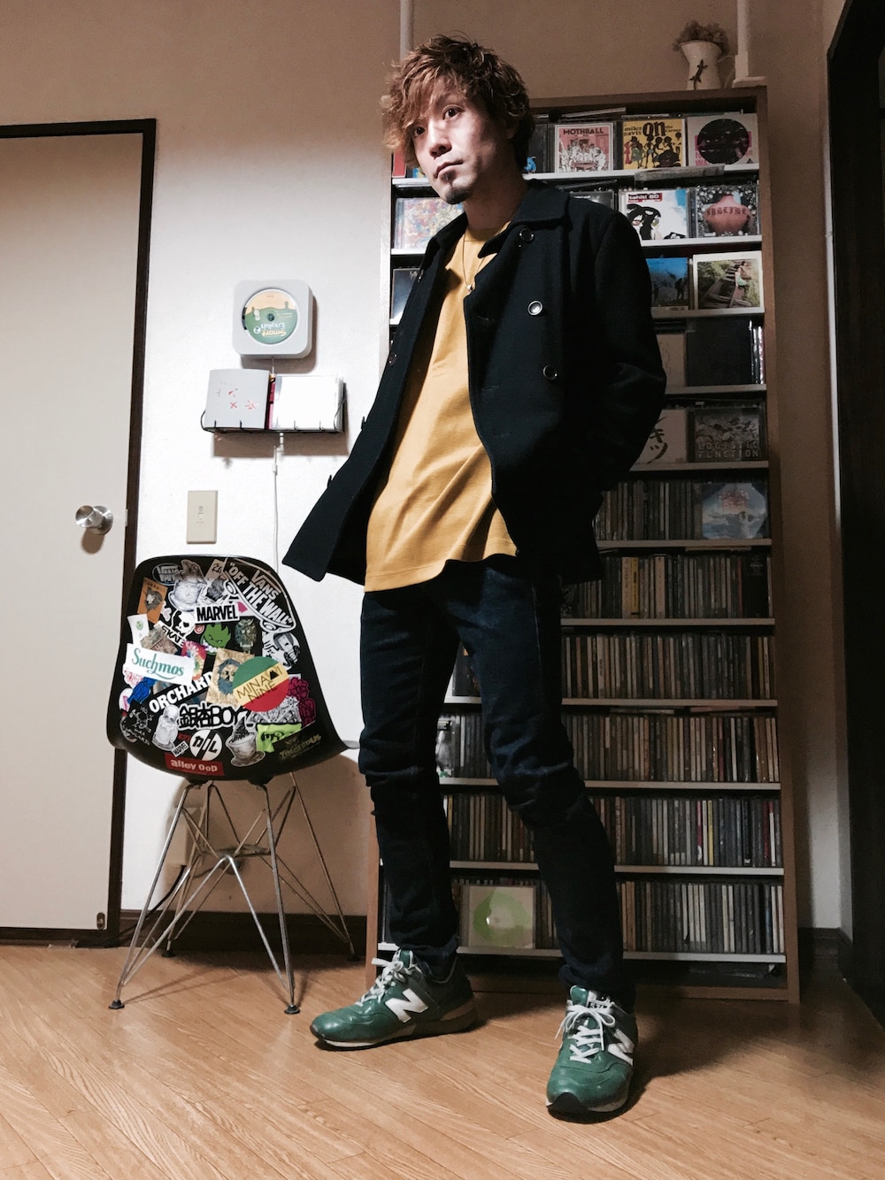 「秋コーデ、シンプル、デニム、ニューバランス、低身長、きれいめカジュアル、ブラック、カジュアル、オトナカジュアル、street」｜「B.C STOCKのアイテム（ピーコート、ブラック系）」を使った、ススムさん（メンズ・163cm）の秋コーディネートの1枚目の写真