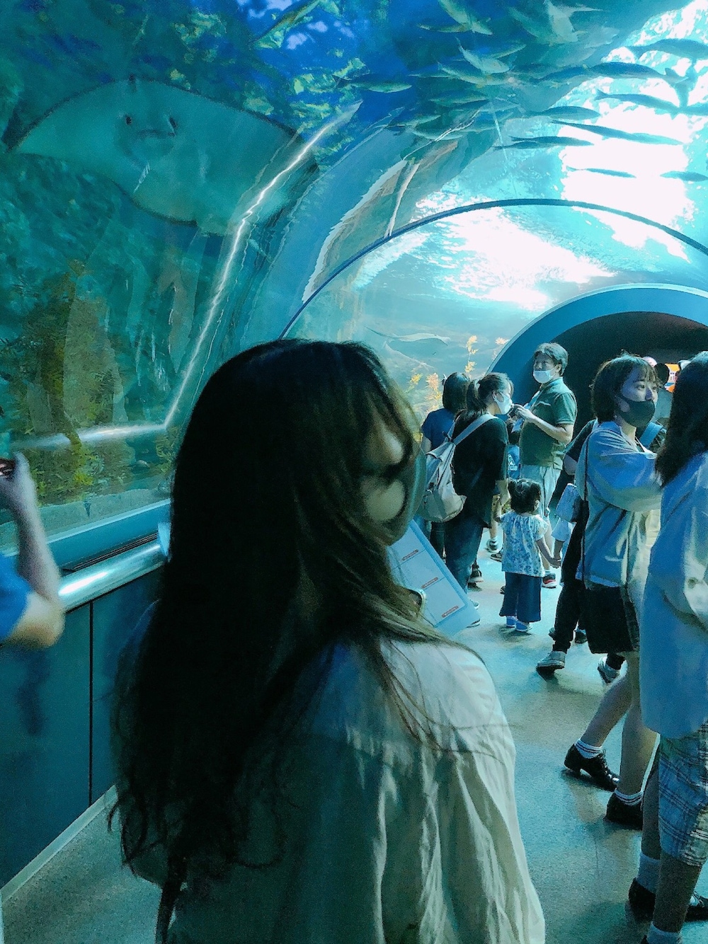 「パンツスタイル、水族館、水族館コーデ、夏、夏コーデ」｜「apres jour mignonのリネンクロスBIGシャツ【ZOZOTOWN限定アイテム】（シャツ/ブラウス、ホワイト系）」を使った、Yさん（レディース・158cm）の冬コーディネートの1枚目の写真