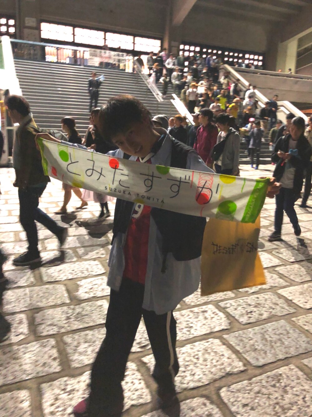 「秋のコーデ、ストリート、スポーツミックス、古着MIX、低身長、ベスト、けやき坂46、ユニフォーム」｜「けやき坂46富田鈴花タオルのアイテム（フェイスタオル、その他）」を使った、うたそさん（メンズ・165cm）の秋コーディネートの1枚目の写真