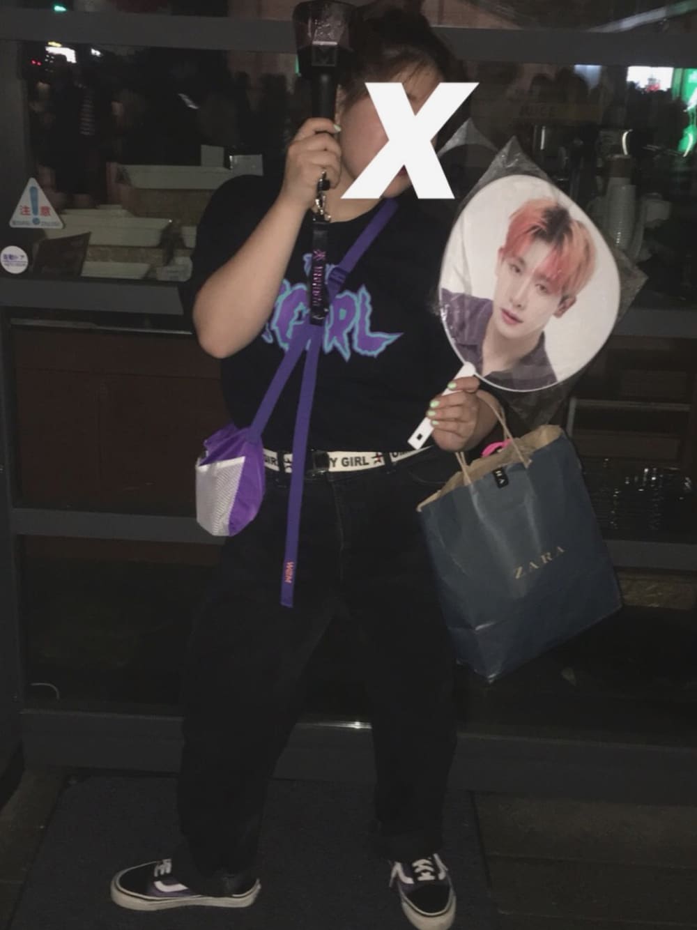 「黒、ブラック、ライブ、LIVEコーデ、LIVE、韓国、monsta x、Monbebe」｜「MOUSSYのSW LOGO SACOCHE（ショルダーバッグ、パープル系）」を使った、Matsumoto Rioさん（レディース・152cm）の春コーディネートの1枚目の写真