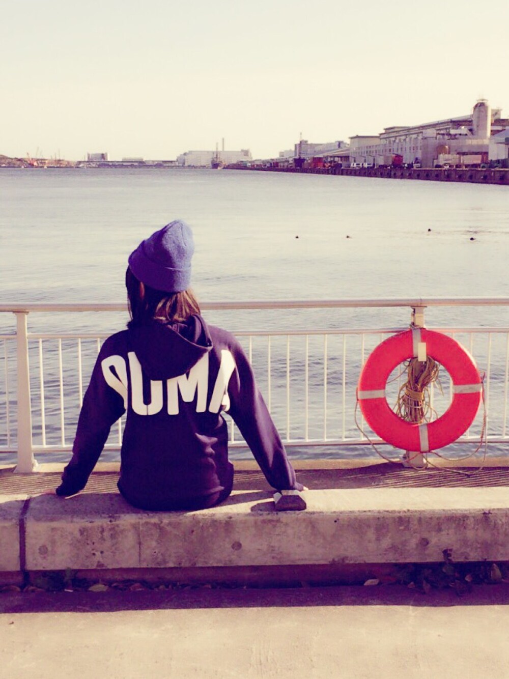「ストリート女子、ストリート、supreme、PUMA」｜「Supreme のアイテム（ニットキャップ/ビーニー、ピンク系）」を使った、cocoさん（レディース・164cm）の春コーディネートの1枚目の写真