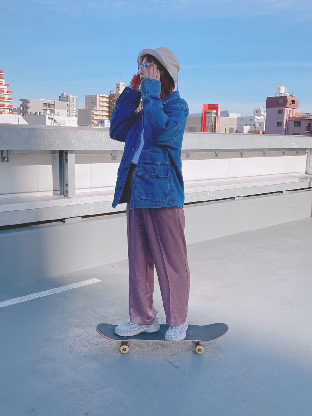 「きれいめカジュアル、ストリート、サテンパンツ、ユニクロユー」｜「UNIQLOのアイテム（デニムジャケット、ブルー系）」を使った、コトノさん（レディース・160cm）の春コーディネートの1枚目の写真