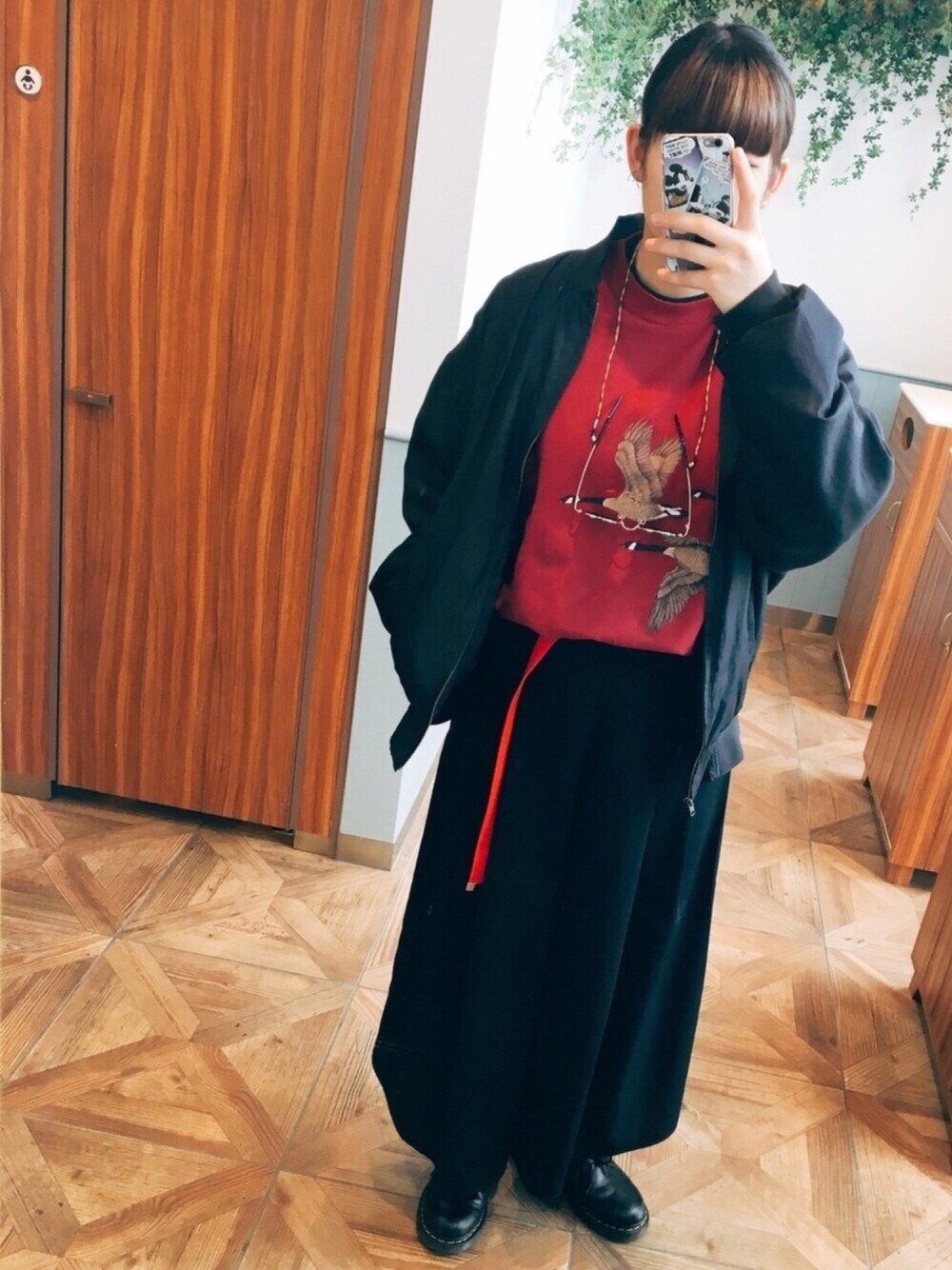 「シルクブルゾン、ワイドパンツ、ガチャベルト、古着、used、スプリングSENSEOFPLACE、サングラス、スカンツ、GU、Dr.Martens」｜「GUの（GU）ポンチガウチョパンツ（パンツ、ブラック系）」を使った、Maiさん（レディース・170cm）の冬コーディネートの1枚目の写真