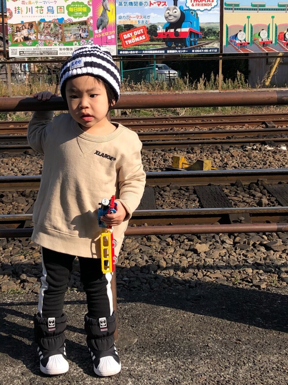 「カジュアルコーデ、おとこのこ、2歳、トーマス」｜「XLARGE KIDSのバックOG クルーネック長袖トレーナー（スウェット、ベージュ系）」を使った、hikariさん（キッズ・90cm）の冬コーディネートの1枚目の写真