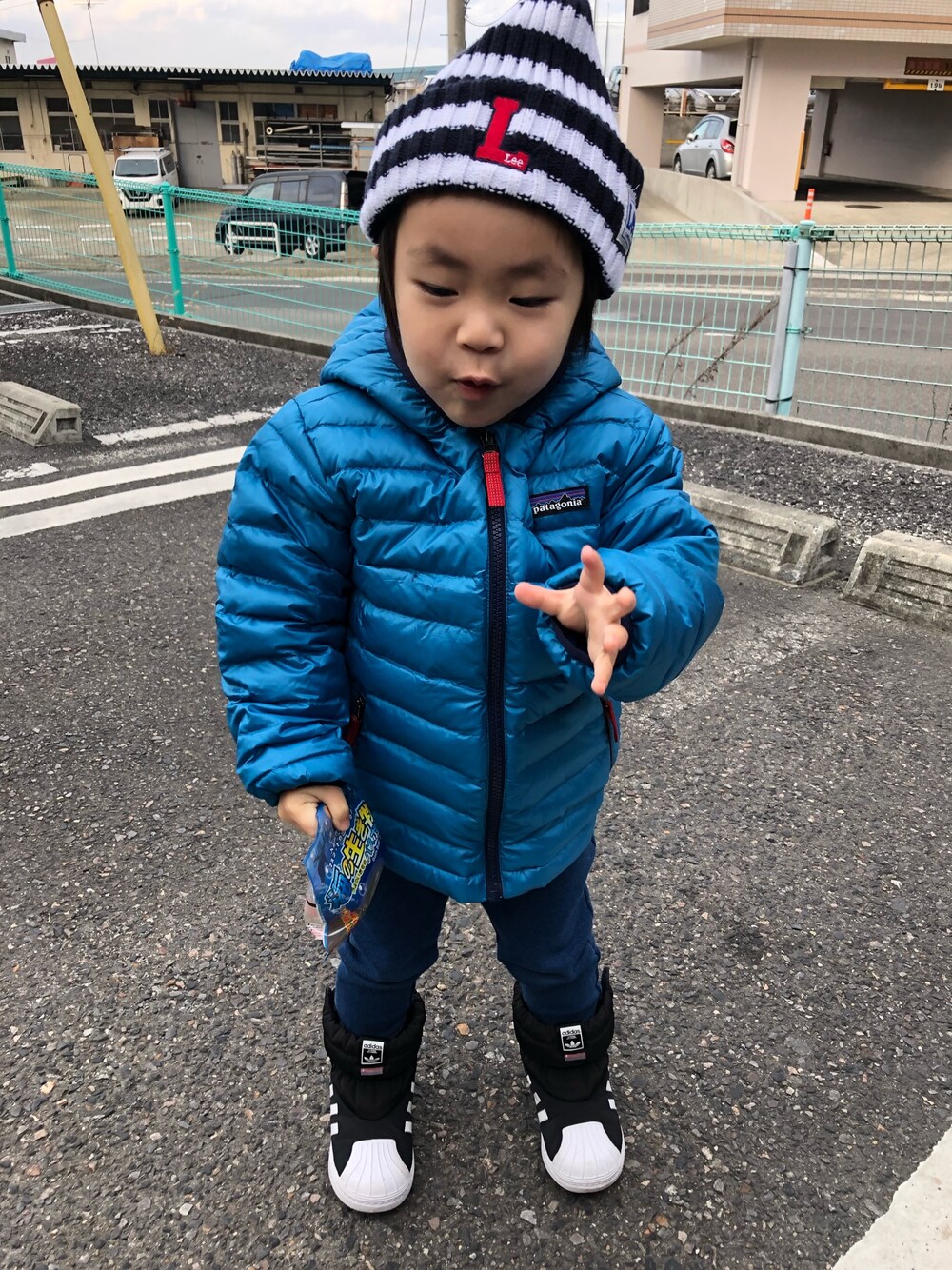 「男の子コーデ、おとこのこ、ニット帽、2歳、パタゴニア、アディダスオリジナルス、カジュアルコーデ」｜「patagoniaのアイテム（ダウンジャケット/コート、ブルー系）」を使った、hikariさん（キッズ・90cm）の冬コーディネートの1枚目の写真